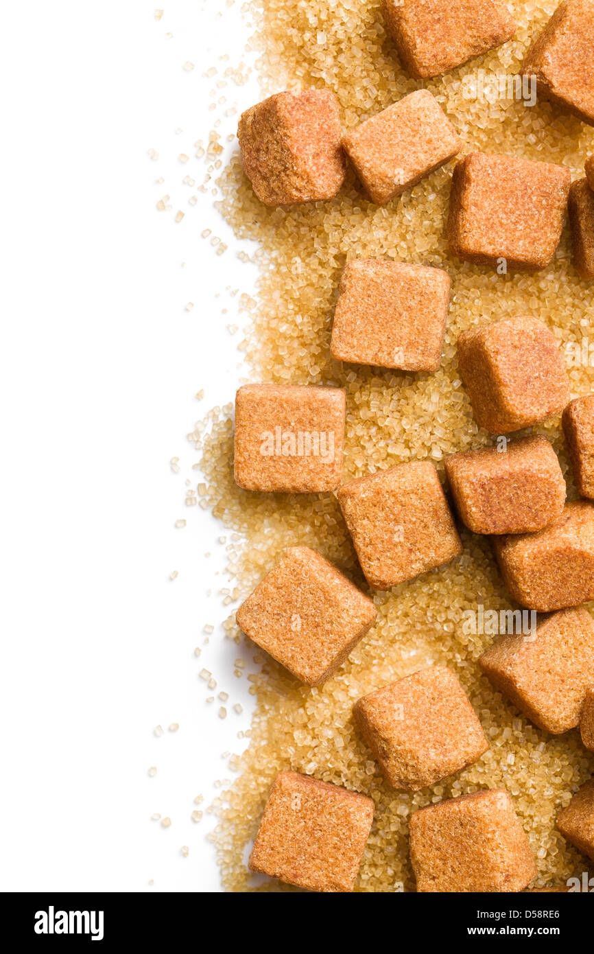 Brown Sugar Cubes und Kristallzucker Stockfoto
