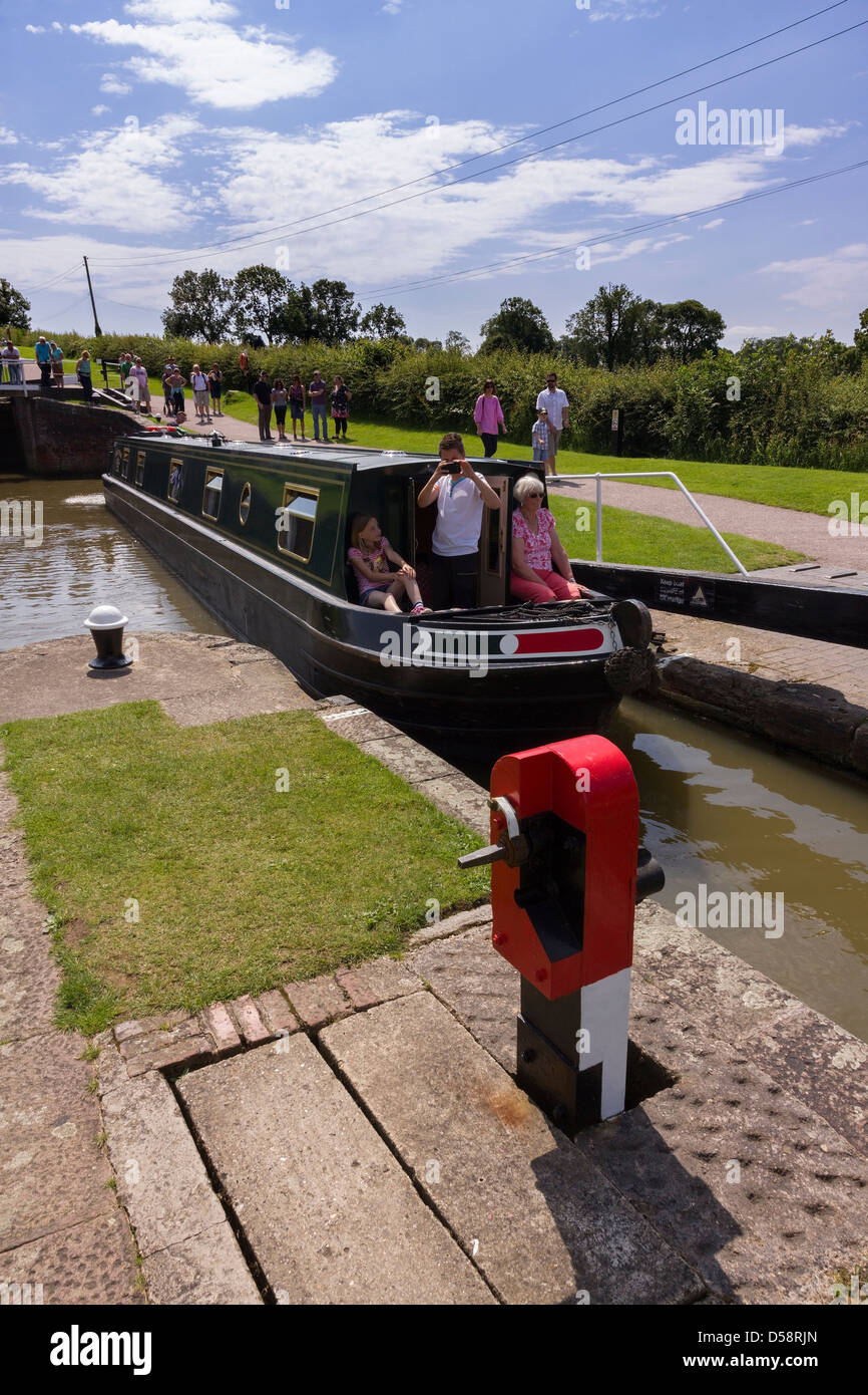 Barge/Schmalboot, das an einem geschäftigen Tag in die Schleuse einfährt, bei Foxton Locks, Grand Union Canal, Market Harborough, Leicestershire, England, UK Stockfoto