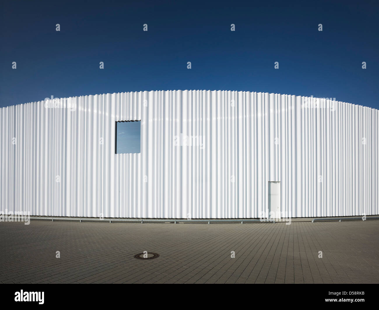 Logistikhalle bei Vitra Campus, am Weil Rhein, Deutschland. Architekt: SANAA, 2012. Gebogenen Plexiglas-Fassade auf Werksgelände. Stockfoto