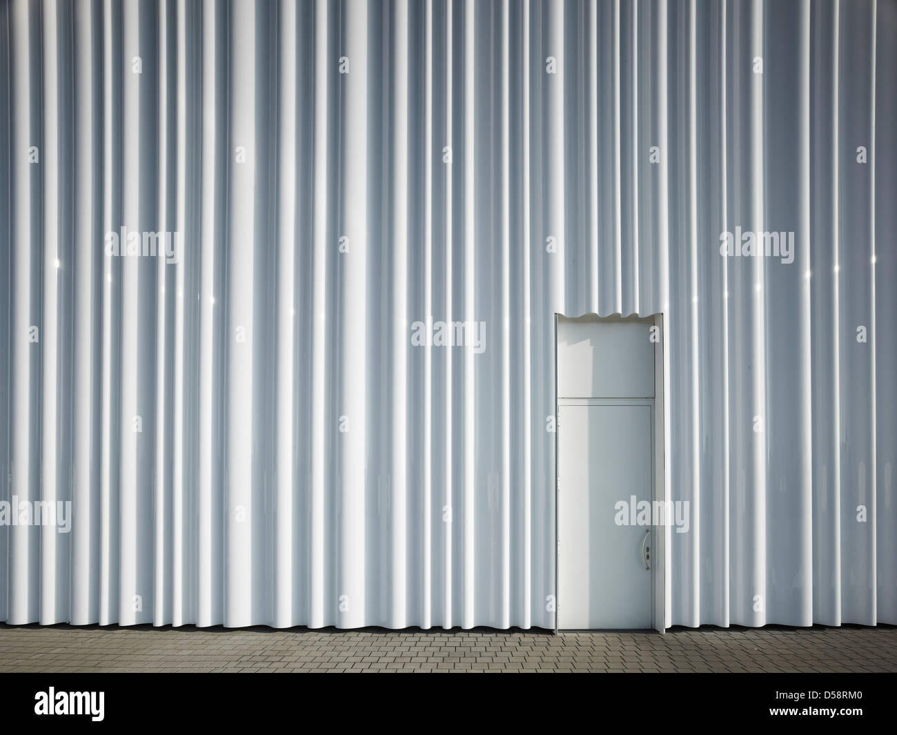 Logistikhalle bei Vitra Campus, am Weil Rhein, Deutschland. Architekt: SANAA, 2012. Plexiglas-Fassade mit Tür. Stockfoto