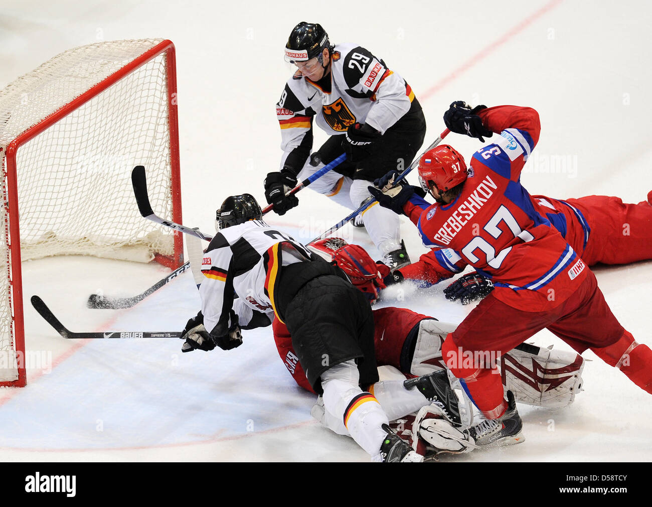 Alexander Barta (zurück) und John Tripp (L)-Kampf um den Puck mit Russlands Denis Grebeshkov während der IIHF Eishockey-WM-Halbfinale Deutschland entsprechen Russland Vs Deutschland in der Lanxess Arena in Köln, 22. Mai 2010. Russland besiegt Deutschland 2: 1 und zieht weiter bis ins Finale. Foto: ACHIM SCHEIDEMANN (Achtung: nur zur redaktionellen Verwendung!) Stockfoto