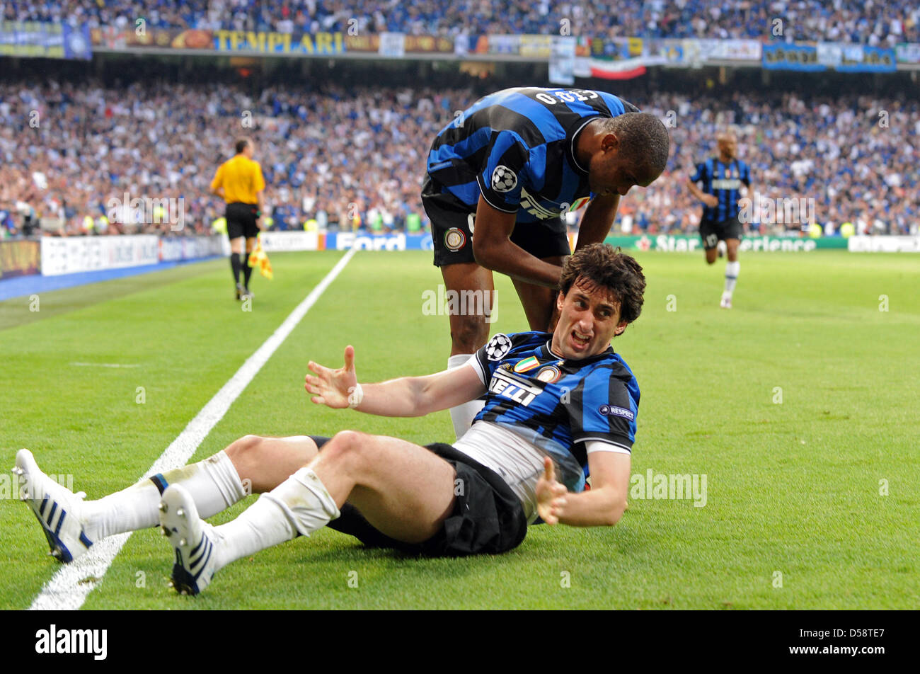 Inter Diego Milito (unten) feiert seinen 1: 0-Spielstand mit Teamkollegen  Samuel Eto'o während der UEFA Champions League Finale FC Bayern München Vs  FC Internazionale Milano im Santiago Bernabeu Stadion in Madrid, Spanien,