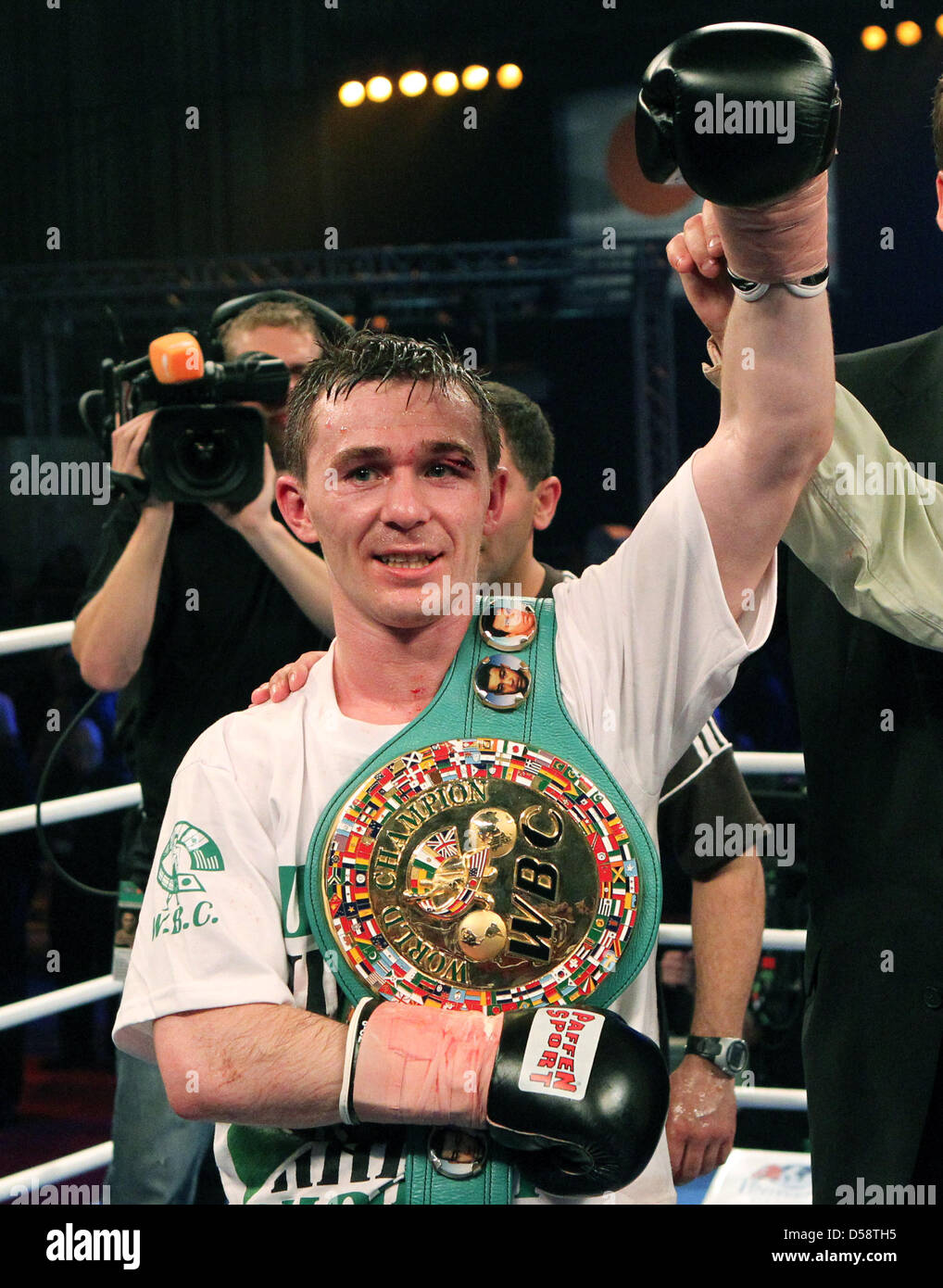 Deutsch WBC-Champion Vitali Tajbert feiert nach seinem Sieg bei der Universum Champions Night Superfedergewicht Box-Event in Rostock, Deutschland, 22. Mai 2010. Tajbert besiegt mexikanischen Boxer Hector Velazquez (nicht abgebildet) und verteidigte seinen Titel zum ersten Mal. Sieben Kämpfe fanden bei der Universum Champions Night statt. Foto: Bernd Wuestneck Stockfoto