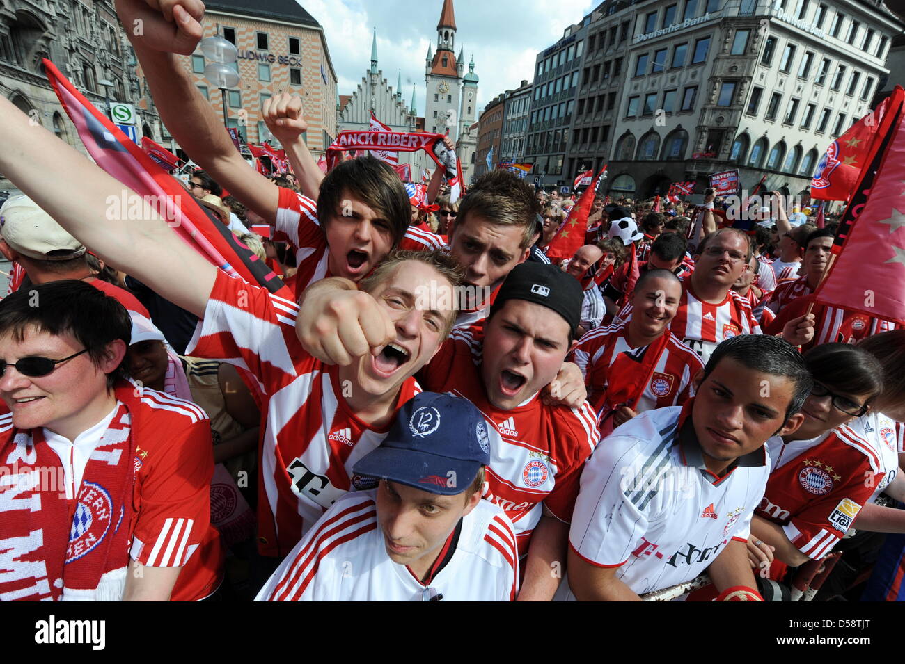 Fans Feiern am Sonntag (23.05.2010) in München (Oberbayern) Auf Dem Marienplatz. Der FC Bayern Hat Das Historische Triple Beim Champions League-Finale Verpasst, Blickt Aber als Fußballmeister Und Pokalsieger Auf Eine Erfolgreiche Saison Zurück. Foto: Tobias Hase Dpa/lby Stockfoto