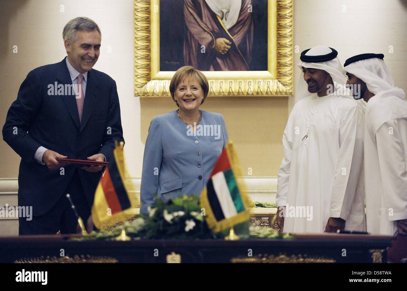 Die VAE Kronprinz und Vizepräsident Sheik Mohammed bin Said al-Nahjan (2-R), Bundeskanzlerin Angela Merkel, der CEO von Siemens, Peter Löscher (L), und Scheich Diyab al-Nahjan (R) nach der Unterzeichnung eines Vertrages in Abu Dhabi, Vereinigte Arabische Emirate, 24. Mai 2010. Frau Merkel wird vier der sechs Gulf Cooperation Council Länder bis 27. Mai 2010 besuchen. Verbesserung der wirtschaftlichen und p Stockfoto