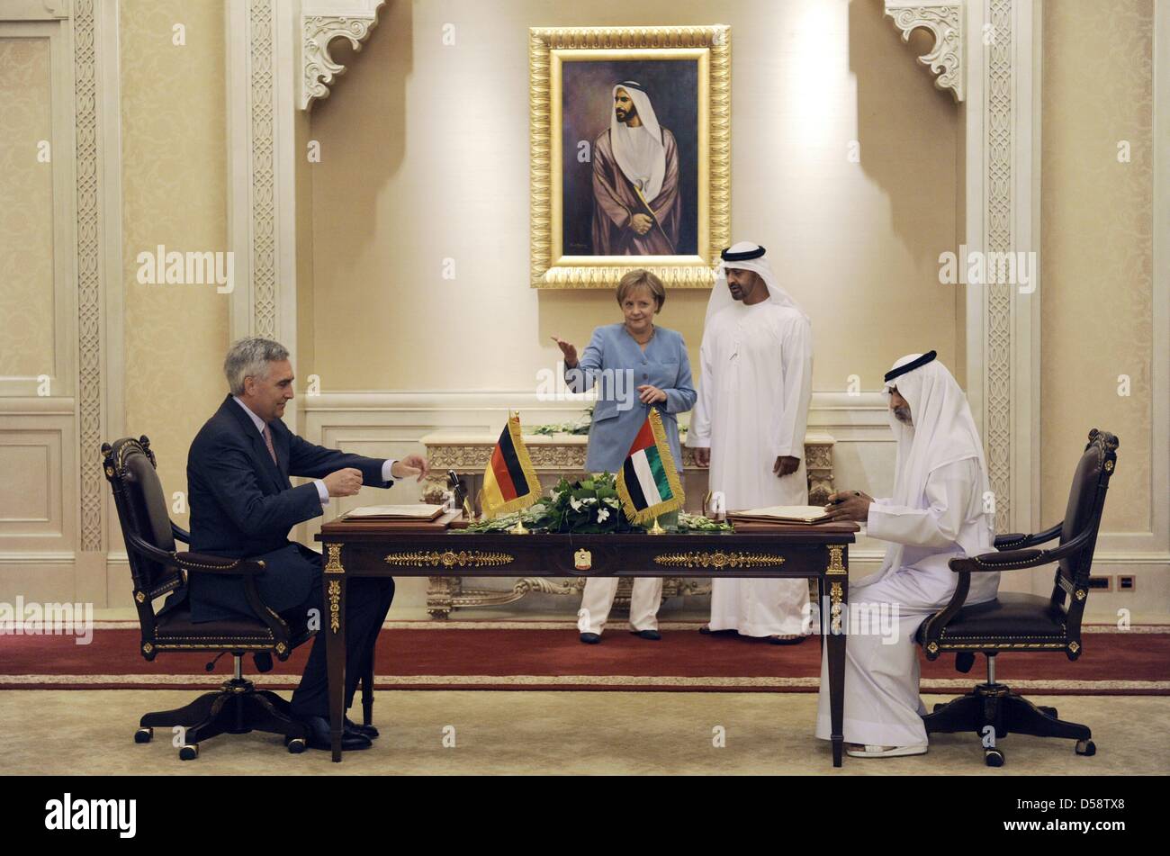 Bundeskanzlerin Angela Merkel besucht eine Vertragsunterzeichnung mit VAEs Kronprinz und Vizepräsident Sheik Mohammed bin Said al - Nahjan (hinten R), Scheich Nahjan bin Mubarak al-Nahjan (R) und Siemens AG CEO Peter Löscher (L) in Abu Dhabi, Vereinigte Arabische Emirate (VAE), 24. Mai 2010. Merkel besuchen vier von sechs Ländern des Golf-Kooperationsrates bis 27. Mai 2010 zur wirtschaftlichen Verbesserung Stockfoto
