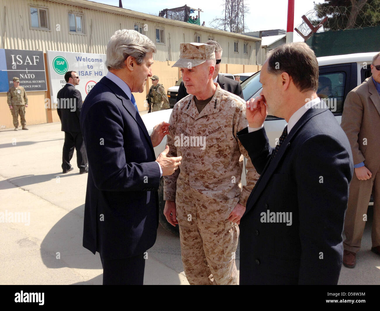 US-Außenminister John Kerry spricht mit uns Marine Corps General Joseph Dunford, als US-Botschafter in Afghanistan James Cunningham 26. März 2013 in Kabul, Afghanistan hört. Stockfoto