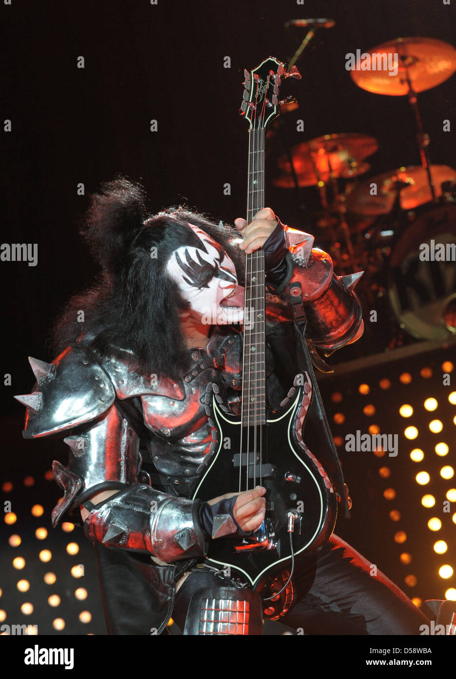 Musiker Gene Simmons von US-Hard-Rock-Band Kiss durchführen während eines Konzerts in der Arena Leipzig in Leipzig, Deutschland, 25. Mai 2010. Das Konzert ist das erste von vier Konzerten in Deutschland von der "Sonic Boom over Europe Tour" bei denen Kiss ihre 19. Studioalbum und älteren Hits präsentiert. Foto: Peter Endig Stockfoto