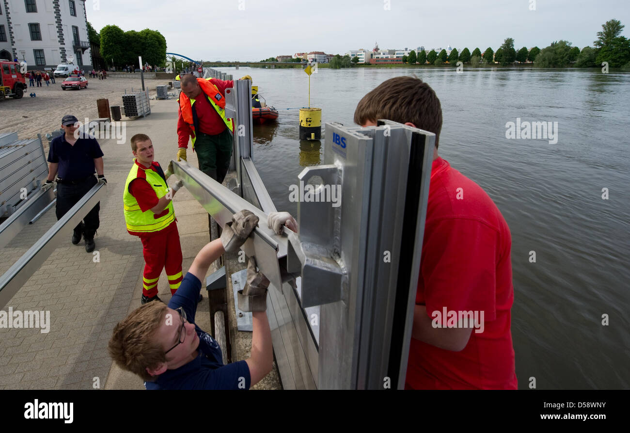 Feuerwehr installieren eine Flut Brigade an den Ufern des deutsch-polnischen Grenzfluss Oder in Frankfurt Oder, Deutschland, 26. Mai 2010. Die Alarme Stufe wurde auf Stufe 4 auf Grund des Wasserstandes von 5,90 Metern erhöht. Foto: PATRICK PLEUL Stockfoto