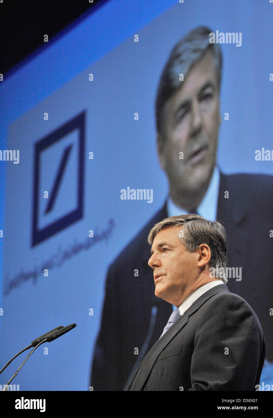 Deutsche Bank-Chef Josef Ackermann spricht auf der Bank Hauptversammlung in Frankfurt Main, Deutschland, 27. Mai 2010. Mehrere tausend Gesellschafter nahmen an der Generalversammlung Teil. Foto: BORIS ROESSLER Stockfoto