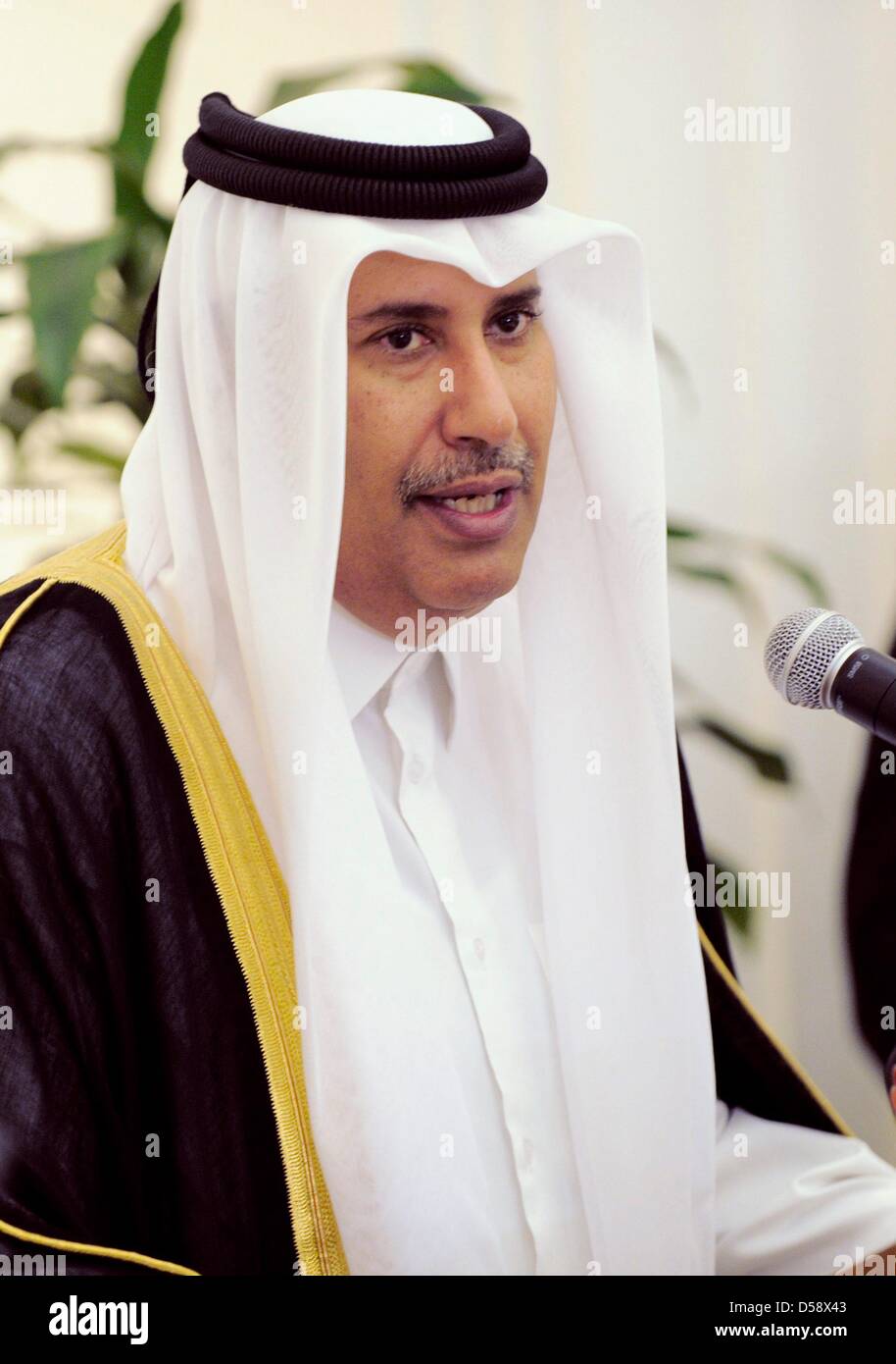Katars Premierminister und Außenminister Scheich Hamad bin Jassim bin Jaber Al Thani während einer Pressekonferenz in Doha, Katar, 26. Mai 2010. Bundeskanzlerin Merkel wird vier der sechs Gulf Cooperation Council (GCC) Länder bis 27. Mai 2010 zur Verbesserung der wirtschaftlicher und politischer Beziehungen besucht haben. Foto: RAINER JENSEN Stockfoto