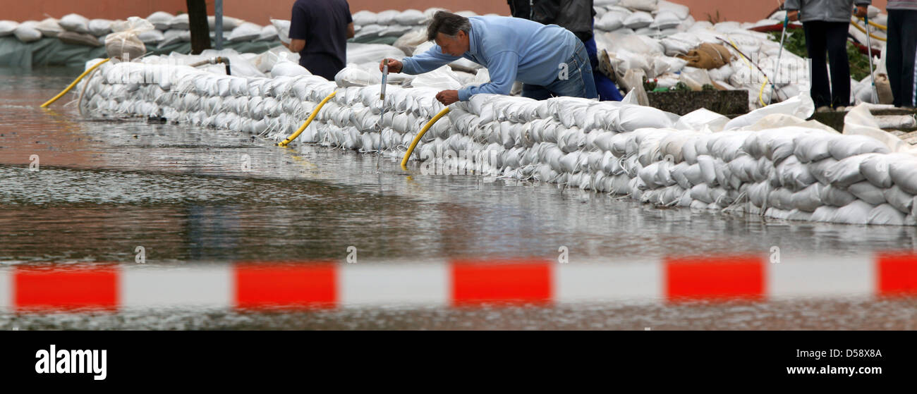 Ein Mann misst den Wasserstand des Flusses Oder in München, Deutschland, 27. Mai 2010. Der Wasserspiegel des Odra weiterhin steigen, erklärte Alarm Stufe 4 für große Teile des Flusses in Brandenburg. Foto: JENS Büttner Stockfoto