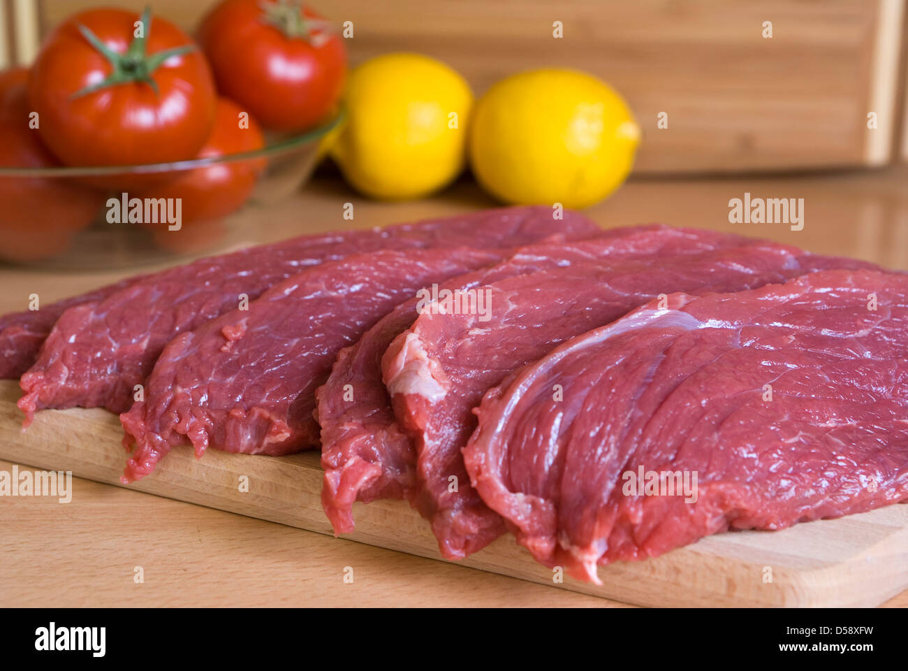 Schneiden Sie frisches Fleisch Rindfleisch mit Gemüse auf Planke Stockfoto
