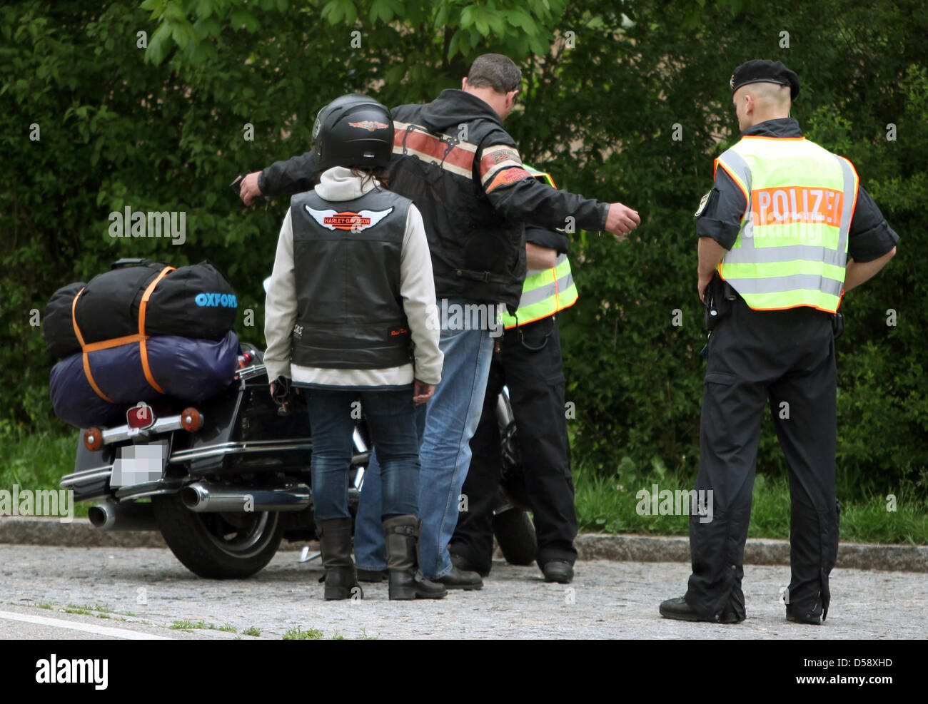 Polizeikontrolle Mitglieder der "Hells Angels" Motorrad Gang an einer Raststätte auf der Autobahn A6 in der Nähe von Waidhaus, Deutschland, 28. Mai 2010. Die Steuerelemente fand im Vorfeld einer internationalen Hells Angels treffen in Prag, Tschechien. Foto: DANIEL KARMANN Stockfoto