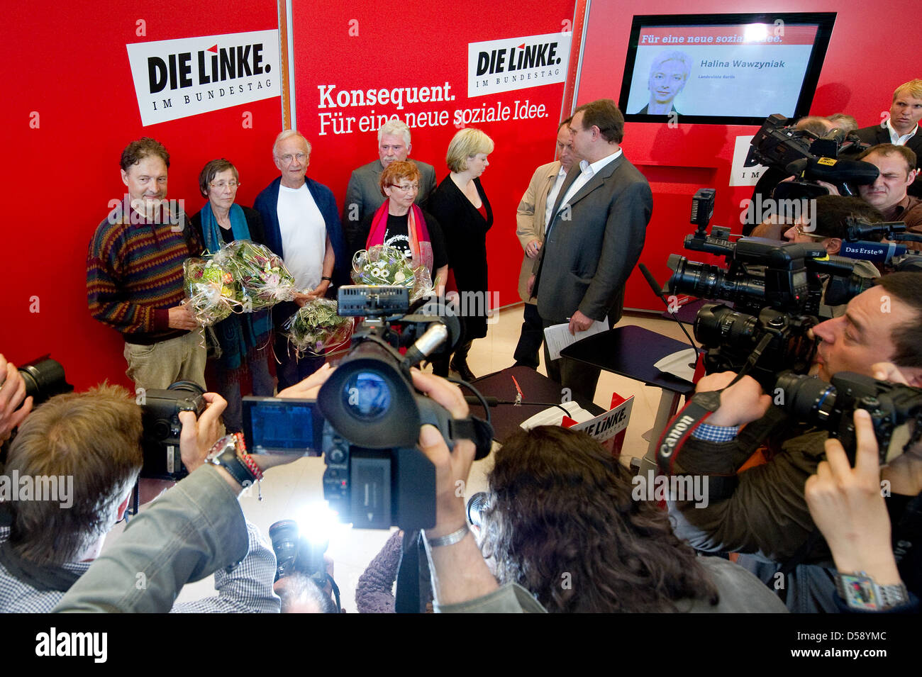 -Assistent Vorsitzender der German International Physicians für Prevention of Nuclear War (IPPNW), Matthias Jochheim, Annette Groth, ehemaliges Mitglied des Deutschen Bundestages Norman Paech, ehemaliges Mitglied des Deutschen Bundestages stehen Inga Hoeger, Nadar el Sakka von der Palastinian Community Deutschland und Parteivorsitzenden Gesine Loetzsch (L-R) nach einer Pressekonferenz des Deutschen Bundestag Stockfoto