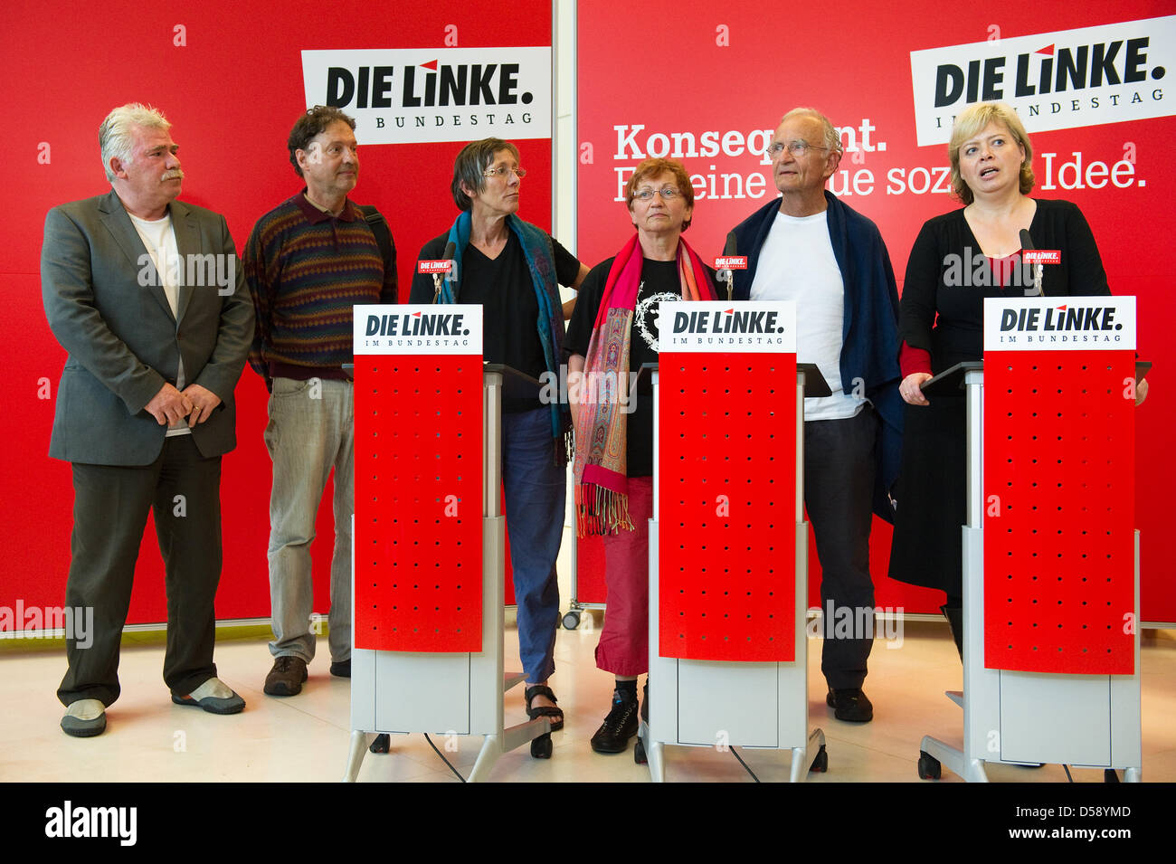 Nadar el Sakka von der Palastinian-Gemeinschaft Deutschland, stellvertretender Vorsitzender des deutschen internationalen Ärzte für die Prevention of Nuclear War (IPPNW), Matthias Jochheim, Mitglied des Deutschen Bundestages Annette Groth, ehemaliges Mitglied des Deutschen Bundestages Inga Hoeger, ehemaliges Mitglied des Deutschen Bundestages Norman Paech und Parteivorsitzenden Gesine Loetzsch (L-R) halten eine Pressekonferenz von The Le Stockfoto