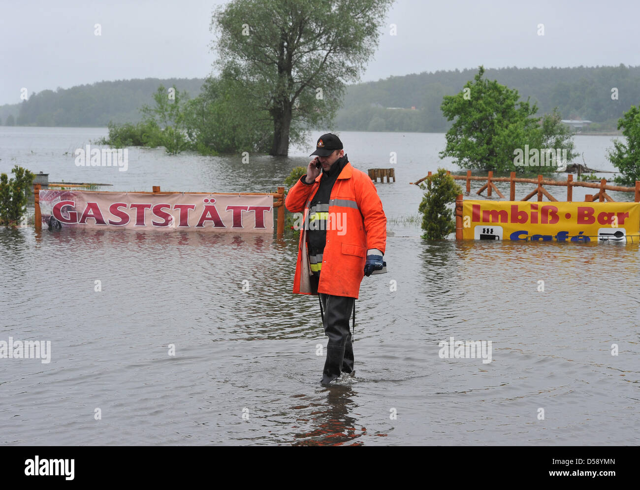 Ein Feuerwehrmann steht auf einem überfluteten Parkplatz an der deutsch-polnischen Grenzfluss Oder in Krainik Dolny, Polen, 1. Juni 2010. Nach Ablauf der Spitzenpegel Wasser Frankfurt Oder und Slubice, steigt der Wasserstand an der nördlichen Oder. Foto: BERND SETTNIK Stockfoto