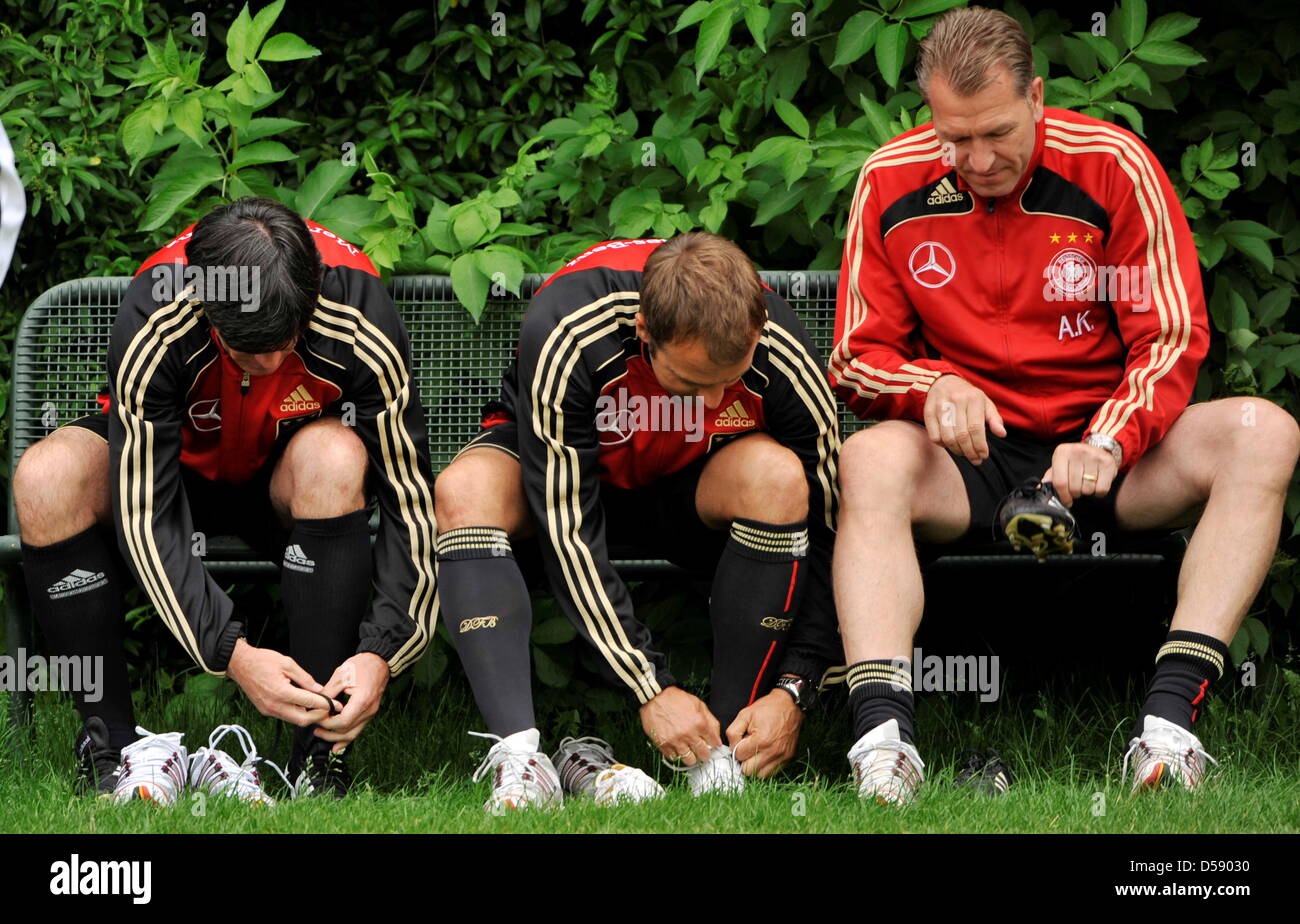 (L) Deutschland Cheftrainer Joachim Loew, Asisstant Coach Trainer Hans-Dieter Flick und Torwart-Trainer Andreas Köpke binden ihre Schnürsenkel beim Training der Nationalmannschaft in Frankfurt Main, Deutschland, 2. Juni 2010. Deutschland steht vor Bosnien-Hercegovina Kader für das Freundschaftsspiel am 03. Juni. Foto: MARIUS BECKER Stockfoto