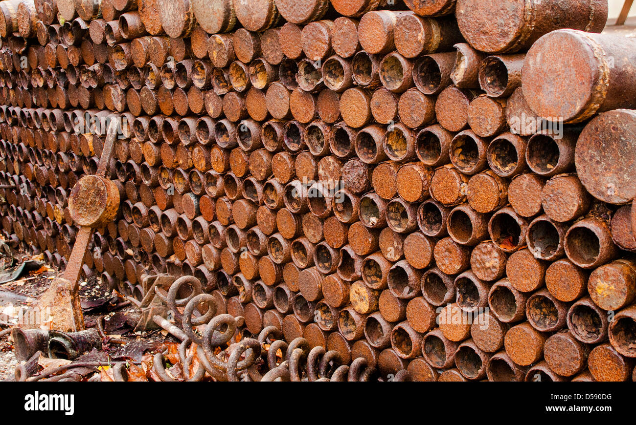 Die "eiserne Ernte" ist das Sammeln von unexploded Artillerie von Weltkrieg einer, die noch auf dem Schlachtfeld gefunden wird Stockfoto