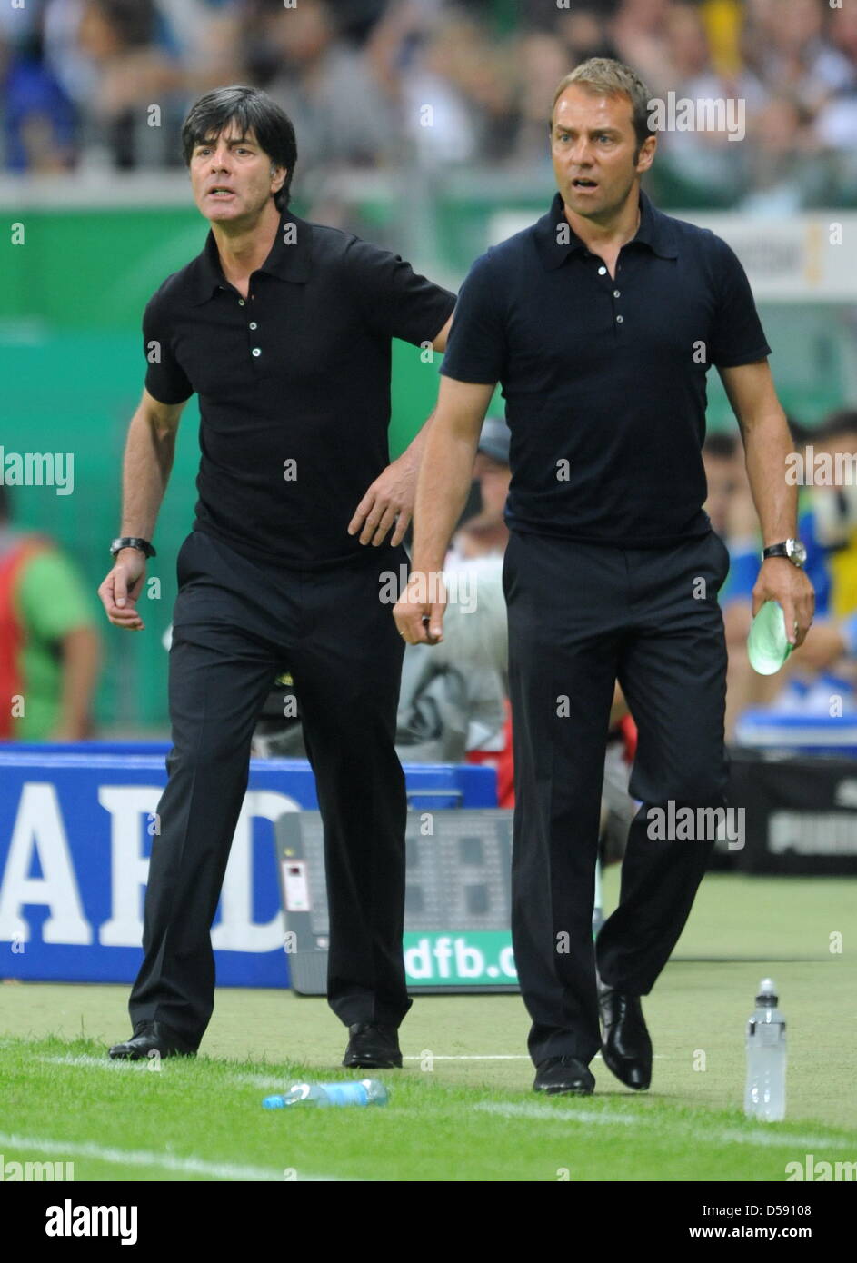 Deutschlands Bundestrainer Joachim Löw (L) und Assistenz-Trainer Hans-Dieter Flick Geste während der internationalen Fußball Testspiel Deutschland Vs Bosnien und Herzegowina im Stadium der Commerzbank Arena in Frankfurt Main, Deutschland, 3. Juni 2010. Deutschland gewann das Spiel 3: 1. Foto: Arne Dedert Stockfoto