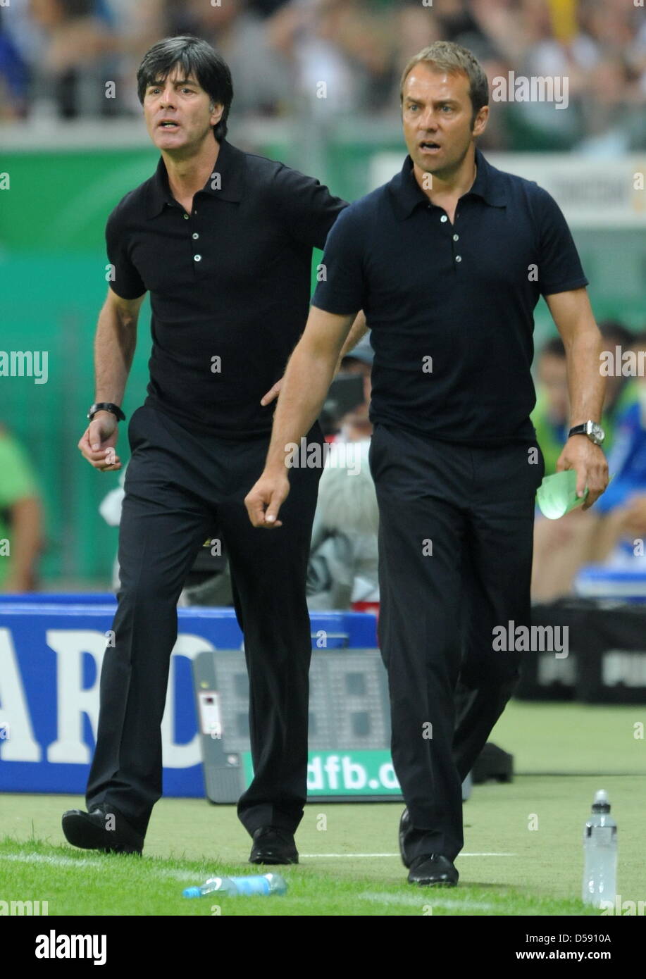 Deutschlands Bundestrainer Joachim Löw (L) und Assistenz-Trainer Hans-Dieter Flick Geste während der internationalen Fußball Testspiel Deutschland Vs Bosnien und Herzegowina im Stadium der Commerzbank Arena in Frankfurt Main, Deutschland, 3. Juni 2010. Deutschland gewann das Spiel 3: 1. Foto: Arne Dedert Stockfoto