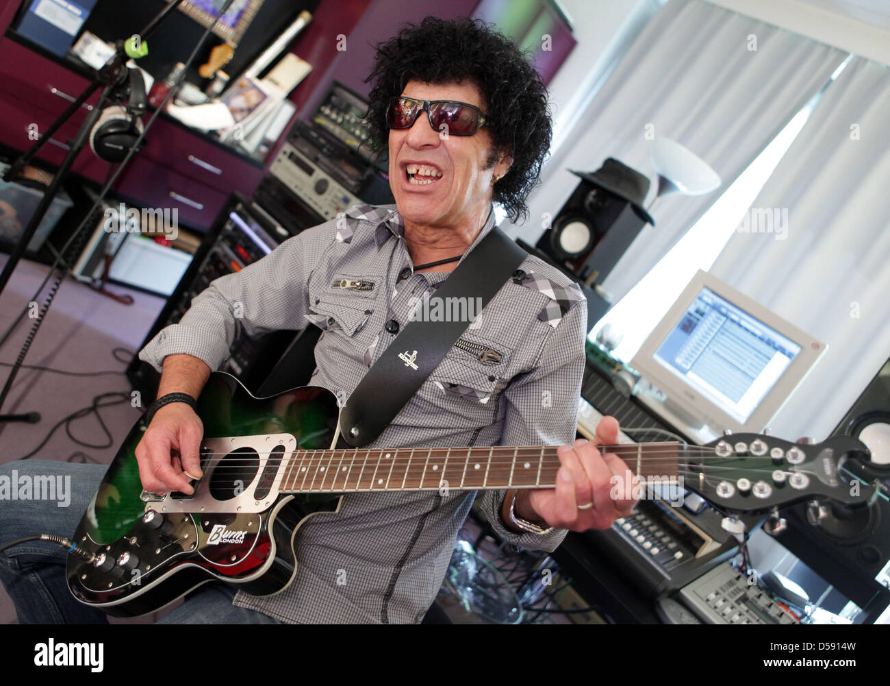 Der Brite Mungo Jerry alias Ray Dorset, Posiert bin Donnerstag (27.05.2010) in seit Privaten Tonstudio in seit Haus in Bielefeld, wo er Seit 10 Jahren Lebt.  Mungo Jerry Schrieb Vor 40 Jahren Den Welthit "In the Summertime".     Foto: Oliver Krato Dpa/Lnw ZU KORR: immergrüne Und Welt-Hit «In the Summertime» Wird 40 Stockfoto