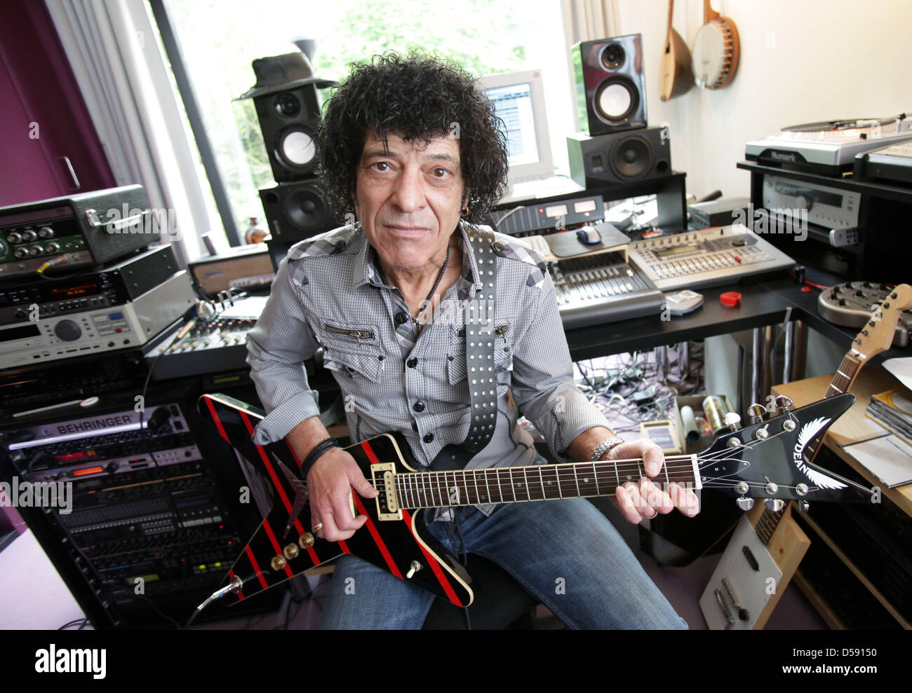 Der Brite Mungo Jerry alias Ray Dorset, Posiert bin Donnerstag (27.05.2010) in seit Privaten Tonstudio in seit Haus in Bielefeld, wo er Seit 10 Jahren Lebt.  Mungo Jerry Schrieb Vor 40 Jahren Den Welthit "In the Summertime".     Foto: Oliver Krato Dpa/Lnw ZU KORR: immergrüne Und Welt-Hit «In the Summertime» Wird 40 Stockfoto