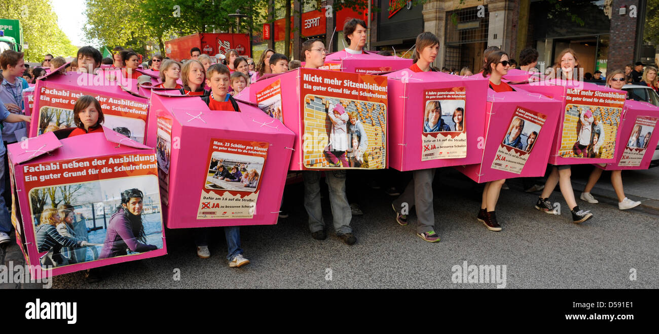 Mehrere tausend Schüler in großen rosa Box demonstrieren für eine Schulreform in Hamburg, Deutschland, 3. Juni 2010. Der Protestmarsch durch die Innenstadt forderten maximal 23 Schüler pro Klasse. Foto: FABIAN BIMMER Stockfoto