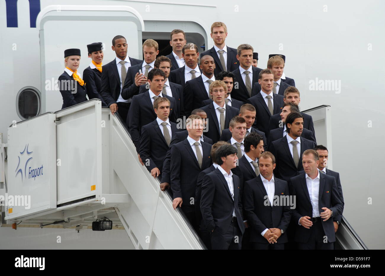 Die Deutschland-Fußball-Mannschaft stellt für ein Gruppenfoto, als sie an eines Airbus A380 der deutschen Fluggesellschaft Lufthansa in Frankfurt Main, Deutschland, 6. Juni 2010 Bord. (Vorderreihe L-R) Cheftrainer Joachim Loew, Co-Trainer Hans-Dieter Flick und Torwart-Trainer Andreas Köpke; (2. Reihe L-R) Marko Marin, Mesut Özil, Piotr Trochowski; (3. Reihe L-R) Bastian Schweinsteiger, Toni Kroos, Sami Khedira Stockfoto