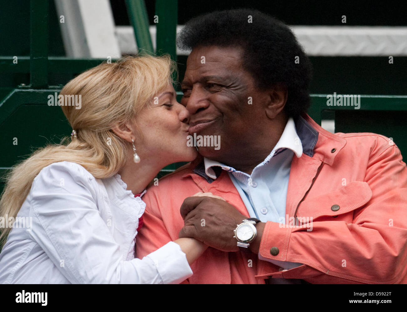 Singer Roberto Blanco (R) und seine Lebensgefährtin Luzandra Strassburg folgen ein erstes Vorrundenspiel bei Gerry Weber Open in Halle, Deutschland, 7. Juni 2010. Foto: BERND THISSEN Stockfoto