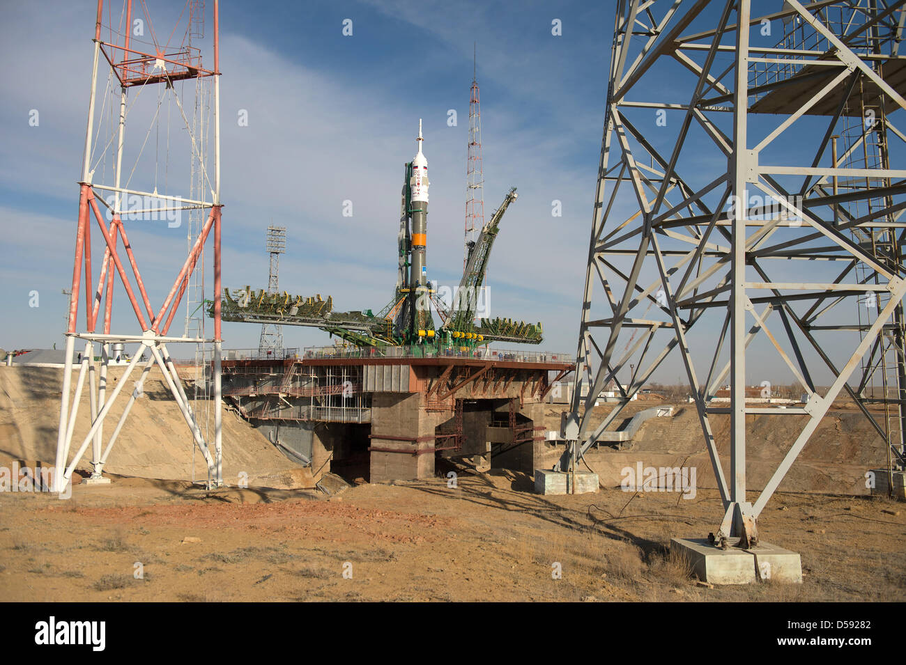 Die russischen Space Agency Sojus TMA - 08M-Sonde wird in Position auf der Startrampe in Baikonur Kosmodrom 26. März 2013 in Kasachstan gebracht. Start der Sojus-Rakete ist geplant für März 29 und schicken Expedition 35 Crew auf eine fünf und eine Hälfte Monate Mission an Bord der internationalen Raumstation ISS. Stockfoto