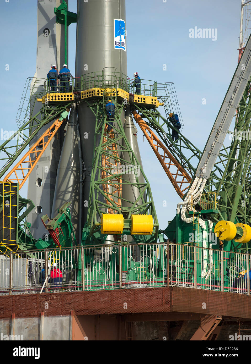 Die russischen Space Agency Sojus TMA - 08M-Sonde wird in Position auf der Startrampe in Baikonur Kosmodrom 26. März 2013 in Kasachstan gebracht. Start der Sojus-Rakete ist geplant für März 29 und schicken Expedition 35 Crew auf eine fünf und eine Hälfte Monate Mission an Bord der internationalen Raumstation ISS. Stockfoto