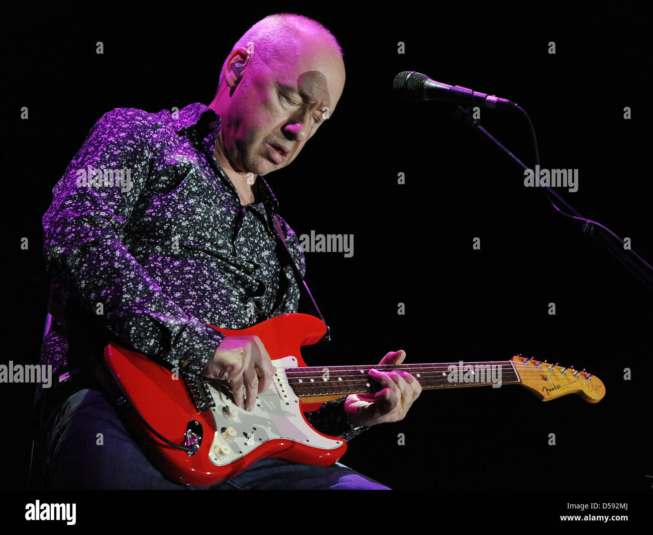 Britischer Musiker Mark Knopfler führt bei einem Konzert in der Festhalle in Frankfurt Main, Deutschland, 7. Juni 2010. Das Konzert war der erste von elf Aufführungen von Knopfler Deutschland-Tour, auf der er sein neue Album "Get Lucky" präsentiert. Foto: Marius Becker Stockfoto