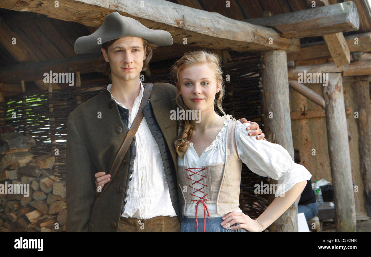 Schauspieler Rike Kloster und Robert Gwisdek darstellen wie Prinz und Prinzessin zu einem Fototermin für das Märchen "Die Prinzessin und die Erbse" film der öffentlich-rechtlichen Sender ARD am Set in Brandenburg, Deutschland, 8. Juni 2010. Die neue Version des klassischen Märchens von Hans Christian Andersen ist bis zum 22. Juni 2010 an verschiedenen Orten gedreht. Foto: NESTOR BACHMANN Stockfoto