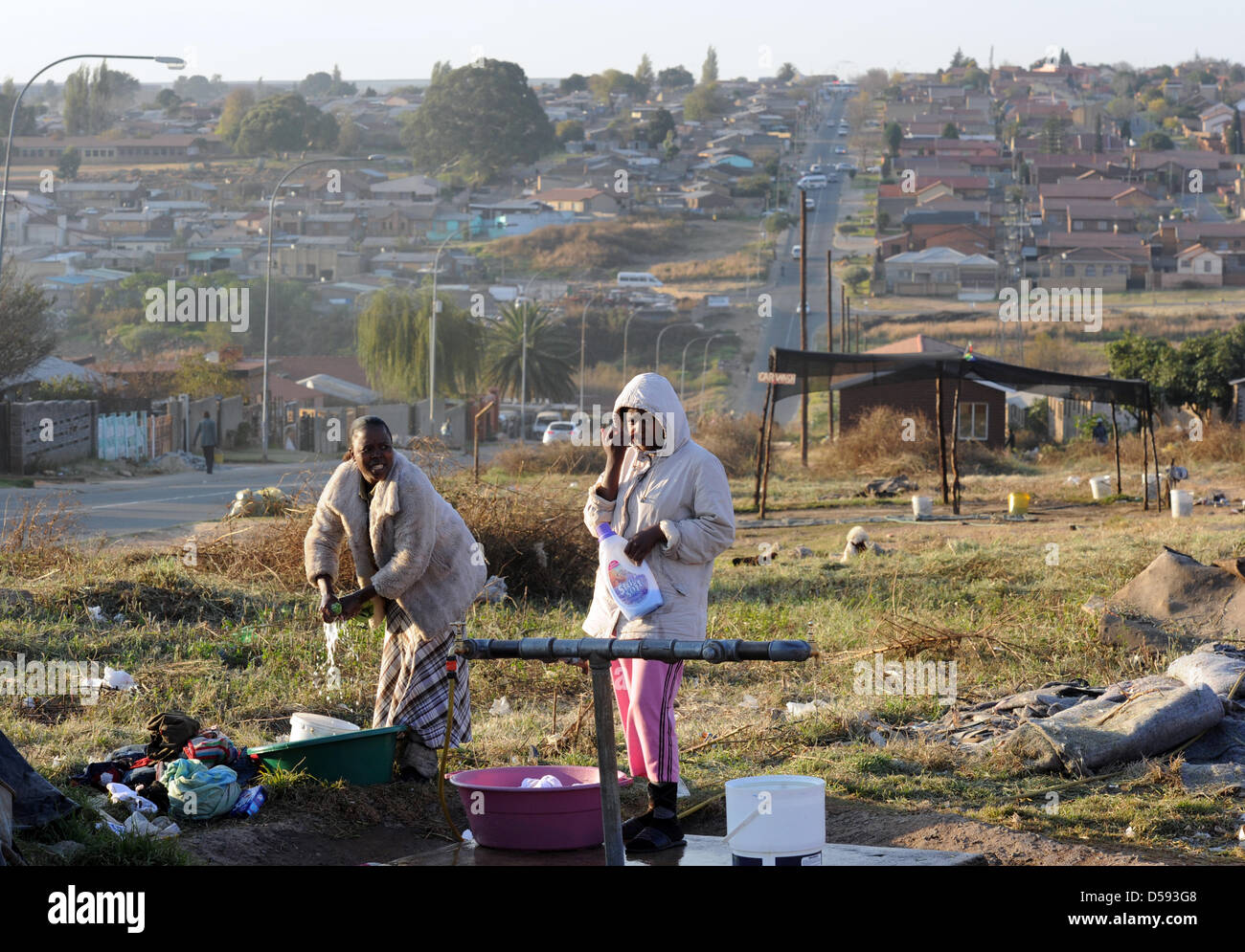 Südafrikanische Frauen Wäsche am Straßenrand im Township Soweto in Johannesburg, Südafrika, 9. Juni 2010. Die FIFA Fussball-WM 2010 startet am 11. Juni. Foto: Marcus Brandt Stockfoto