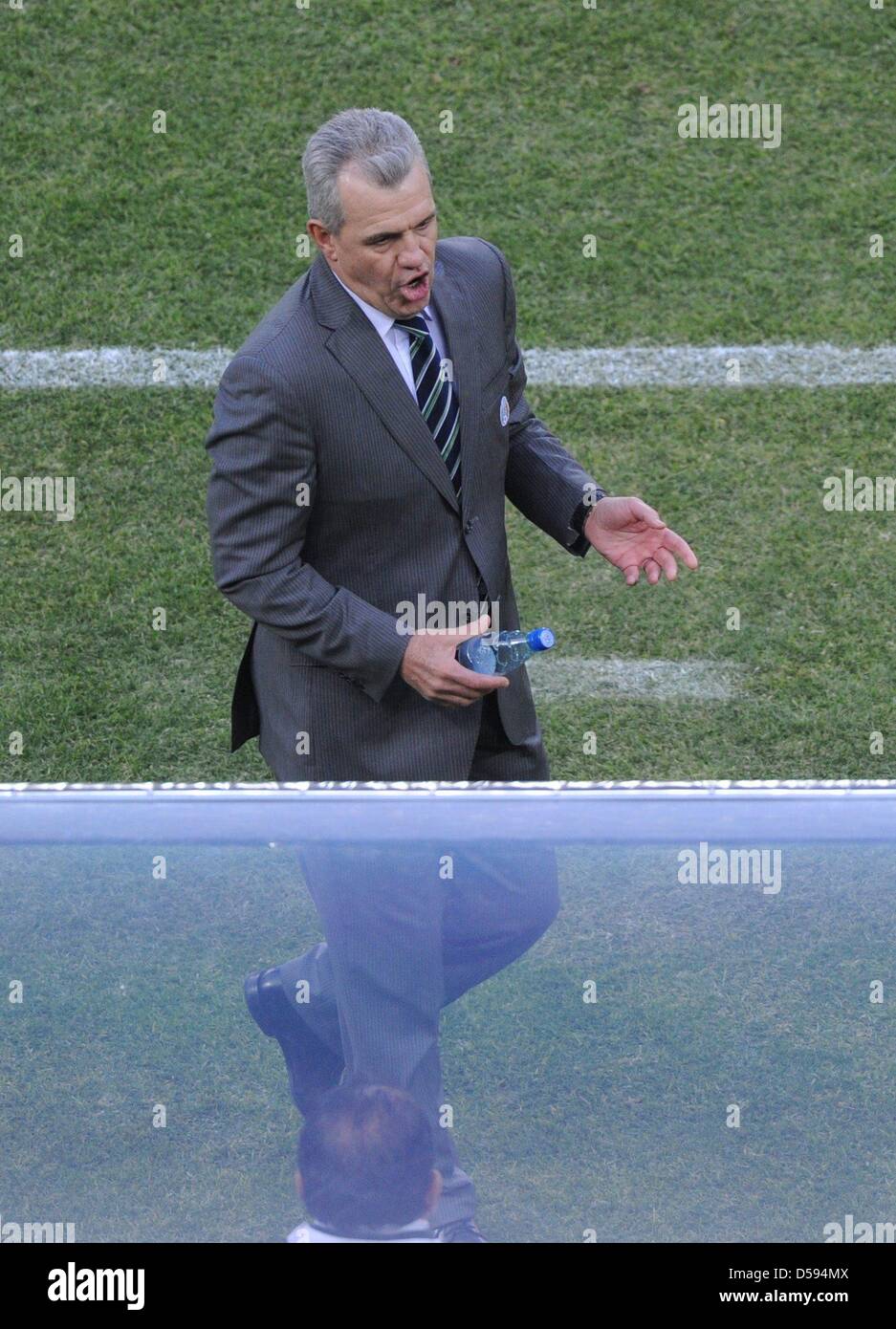 Mexikanische Trainer Javier Aguirre Spaziergänge entlang der Seitenlinie während das Eröffnungsspiel zwischen Südafrika und Mexiko bei der FIFA WM 2010 im Soccer City Stadion in Johannesburg, Südafrika 11. Juni 2010. Foto: Marcus Brandt Dpa - entnehmen Sie bitte http://dpaq.de/FIFA-WM2010-TC Stockfoto