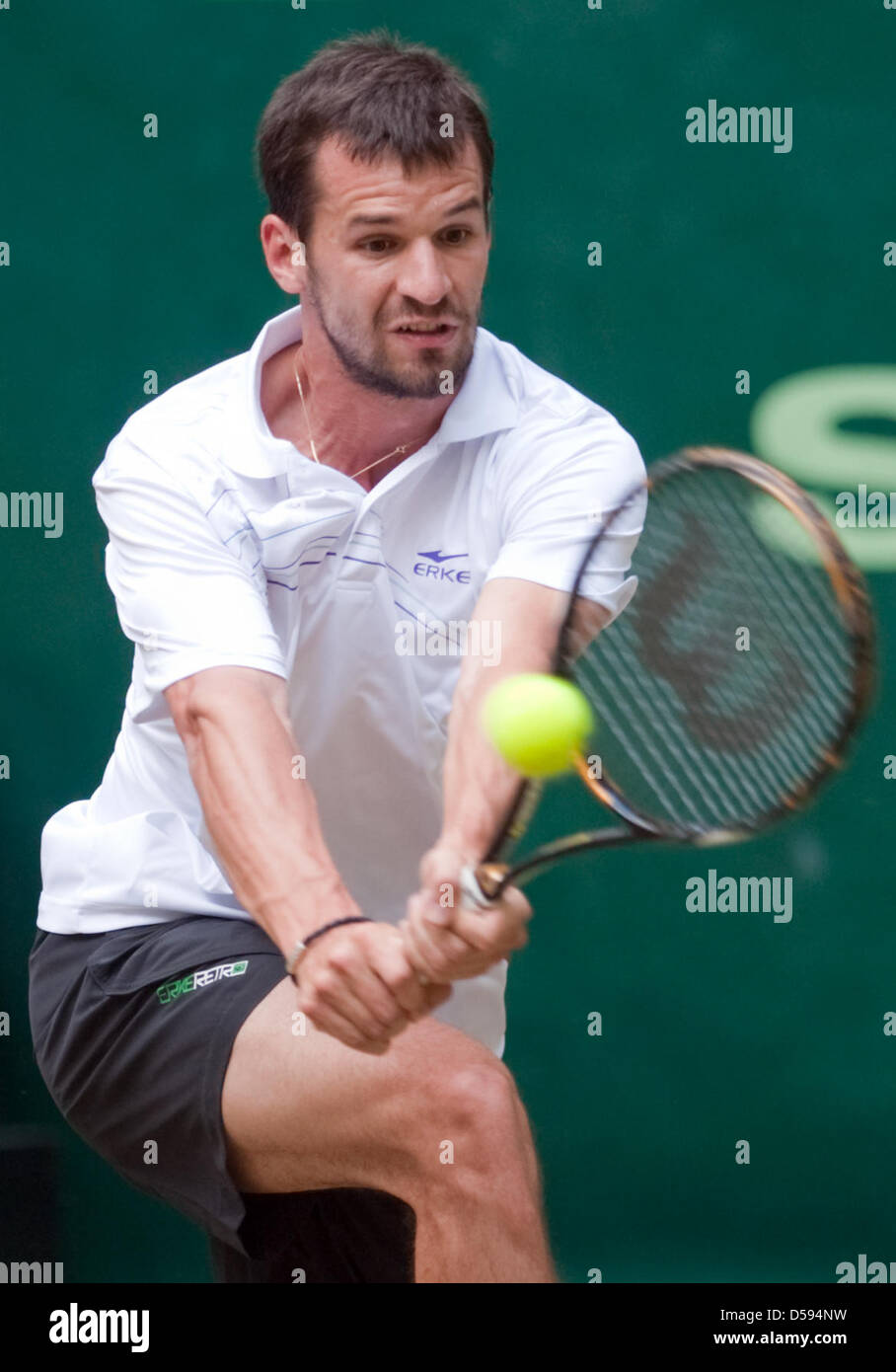 Deutschlands Philipp Petzschner in Aktion in seinem Viertelfinale gegen Slowakei Lacko bei den Gerry Weber Open in Halle, Deutschland, 11. Juni 2010. Foto: BERND THISSEN Stockfoto