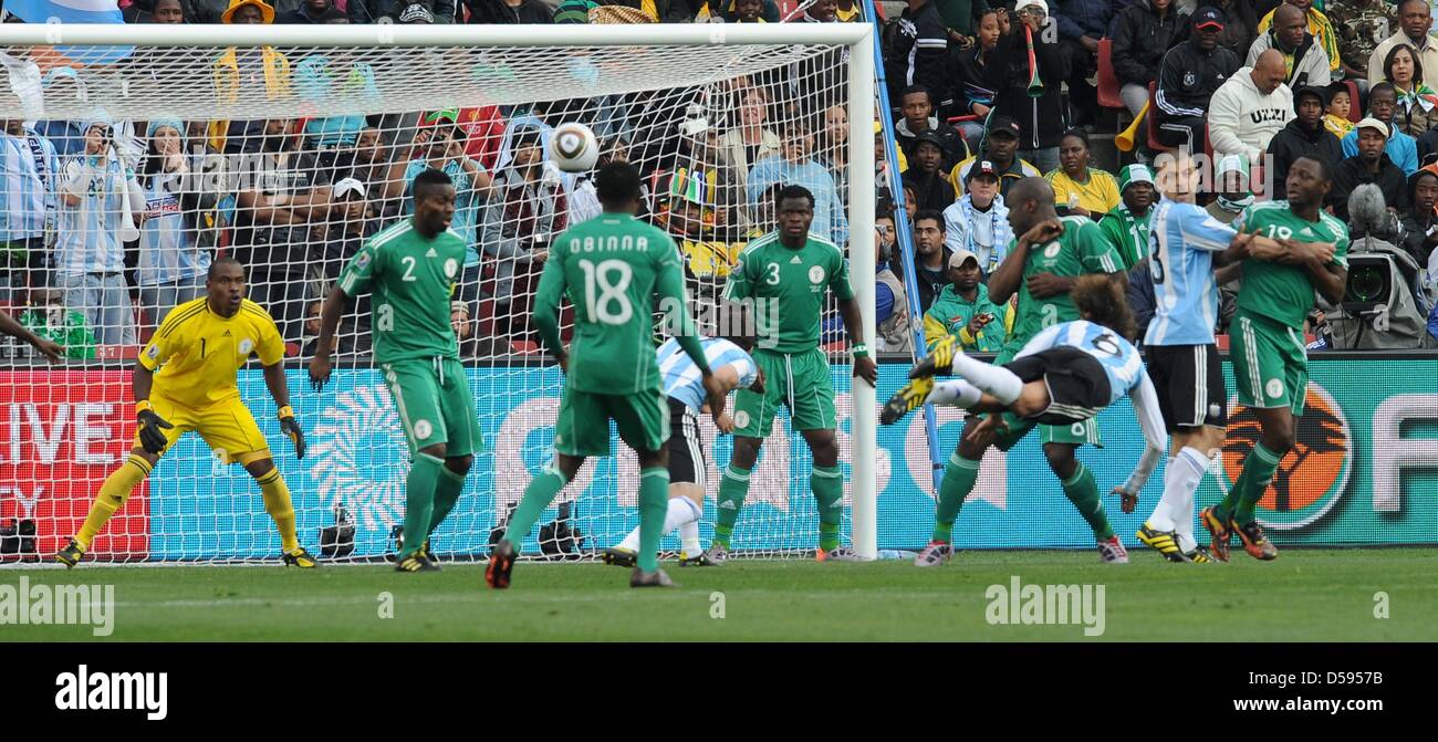 Argentiniens Gabriel Heinze (6) erzielt das 1: 0 während der 2010 FIFA World Cup B Gruppenspiel zwischen Argentinien und Nigeria im Ellis Park Stadion in Johannesburg, Südafrika 12. Juni 2010. Foto: Achim Scheidemann - verweisen wir auf http://dpaq.de/FIFA-WM2010-TC +++(c) Dpa - Bildfunk +++ Stockfoto