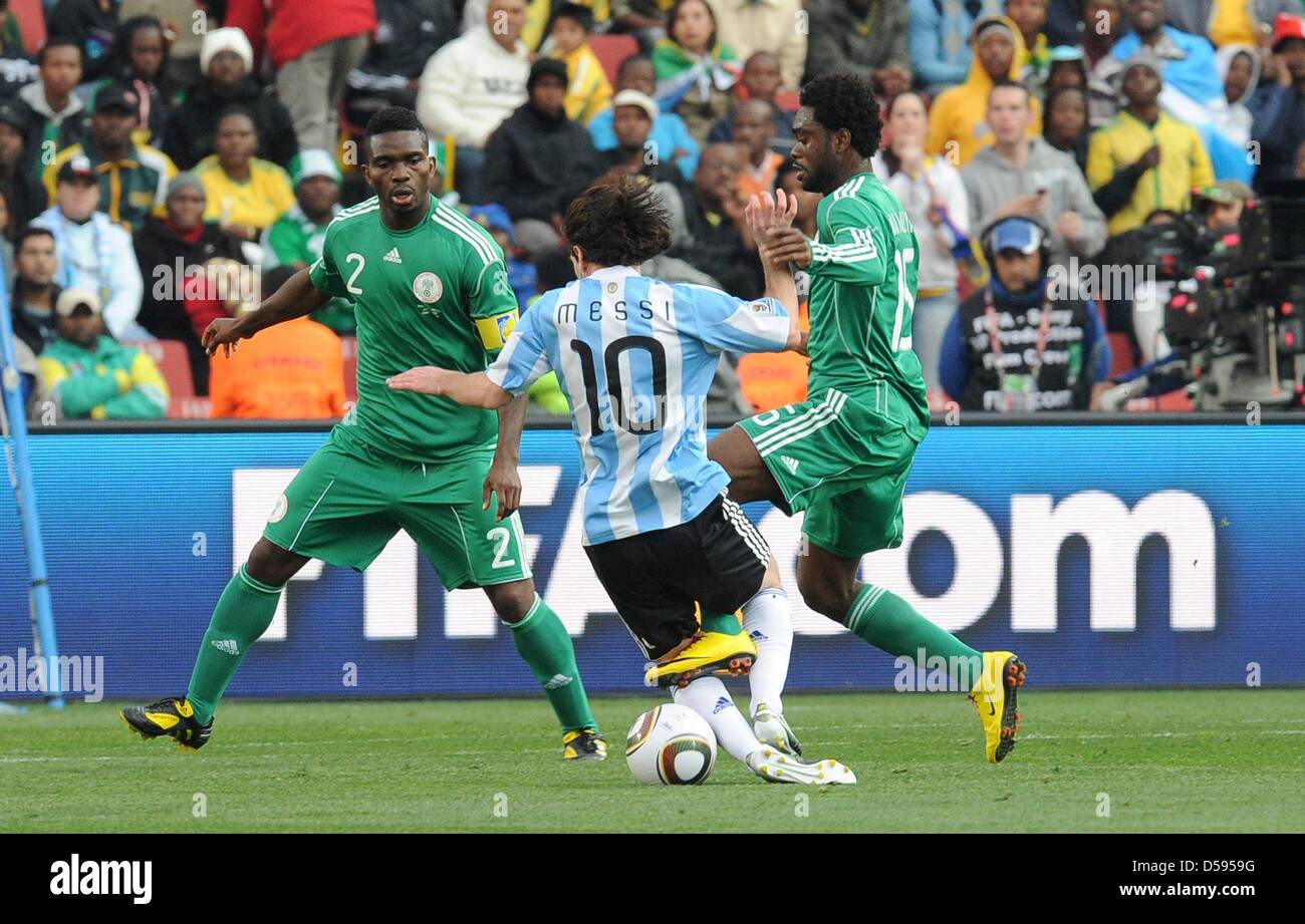 Argentiniens Lionel Messi (C) wetteifert um den Ball mit Joseph Yobo (L) und Lukman Haruna Nigerias während des 2010 FIFA World Cup B Gruppenspiel zwischen Argentinien und Nigeria im Ellis Park Stadion in Johannesburg, Südafrika 12. Juni 2010. Foto: Achim Scheidemann - verweisen wir auf http://dpaq.de/FIFA-WM2010-TC +++(c) Dpa - Bildfunk +++ Stockfoto