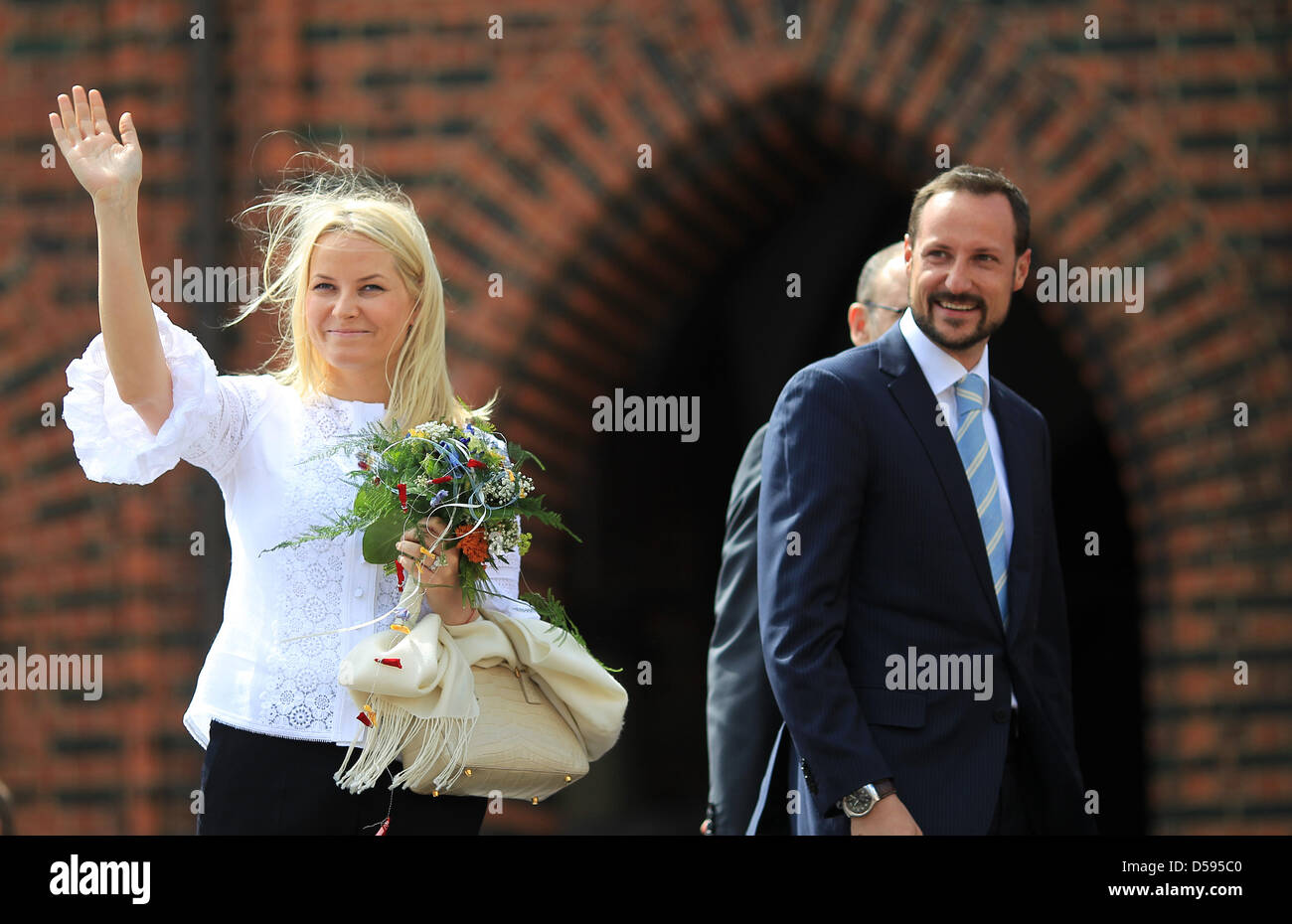 Norwegens Kronprinzessin Mette-Marit und Kronprinz Haakon grüßen Zuschauer am Alten Markt in Stralsund, Deutschland, 12. Juni 2010. Norwegens Thronfolger und seine Frau kamen auf Einladung der Bundeskanzlerin Merkel in ihrem Wahlkreis in Stralsund und Rugia. Auf dem Besuch Programm sind Stralsund, Binz und Rugia der Kreidefelsen. Foto: JENS WOLF Stockfoto