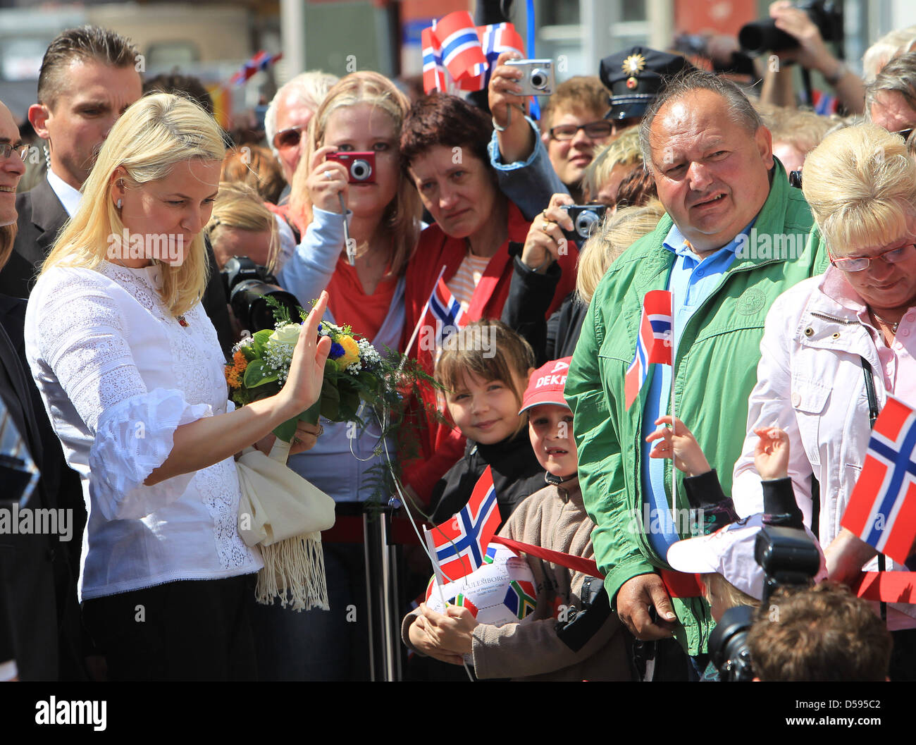 Norwegens Kronprinzessin Mette-Marit begrüßt Zuschauer am Alten Markt in Stralsund, Deutschland, 12. Juni 2010. Norwegens Thronfolger und seine Frau kamen auf Einladung der Bundeskanzlerin Merkel in ihrem Wahlkreis in Stralsund und Rugia. Auf dem Besuch Programm sind Stralsund, Binz und Rugia der Kreidefelsen. Foto: JENS WOLF Stockfoto