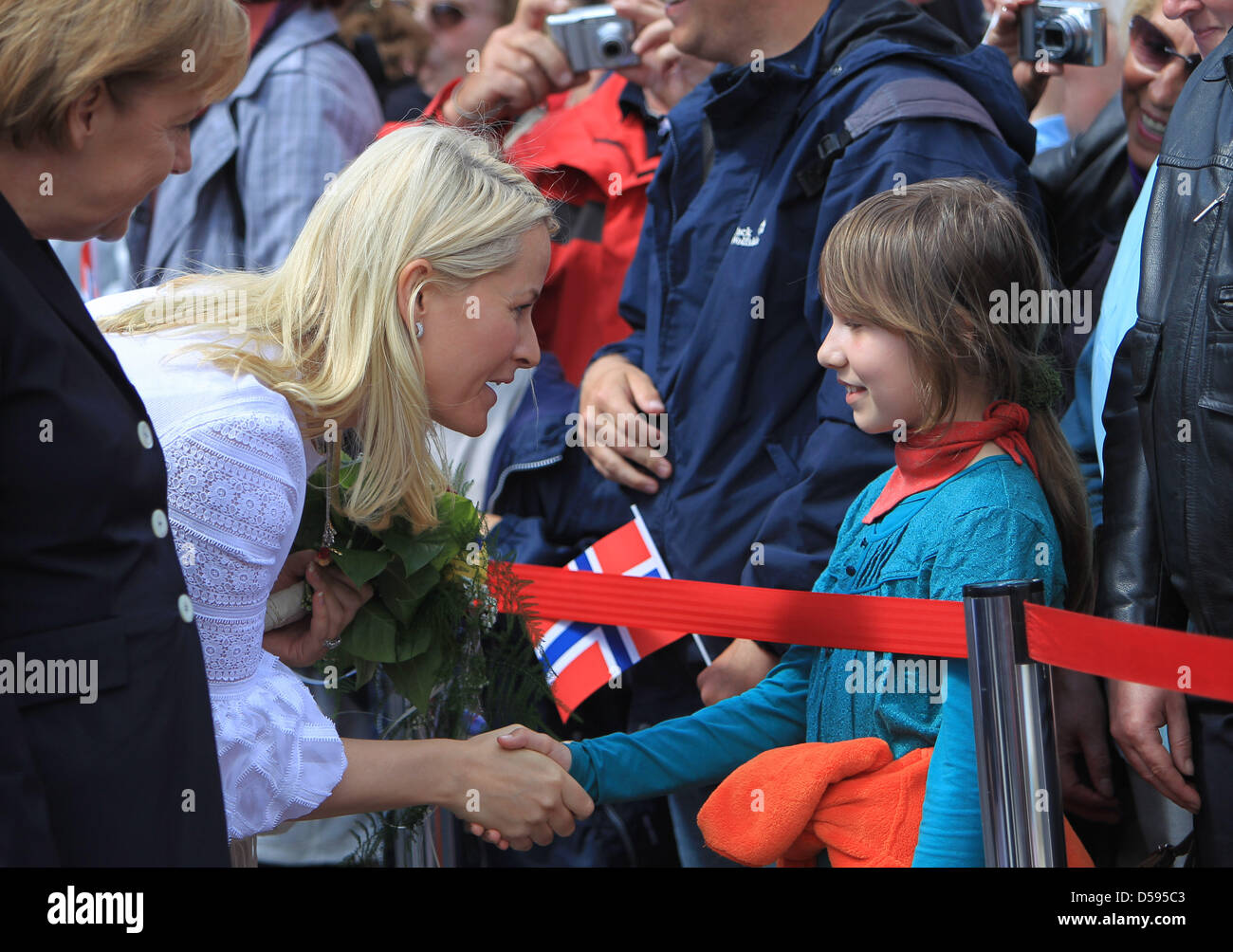 Norwegens Kronprinzessin Mette-Marit begrüßt Zuschauer am Alten Markt in Stralsund, Deutschland, 12. Juni 2010. Norwegens Thronfolger und seine Frau kamen auf Einladung der Bundeskanzlerin Merkel in ihrem Wahlkreis in Stralsund und Rugia. Auf dem Besuch Programm sind Stralsund, Binz und Rugia der Kreidefelsen. Foto: JENS WOLF Stockfoto