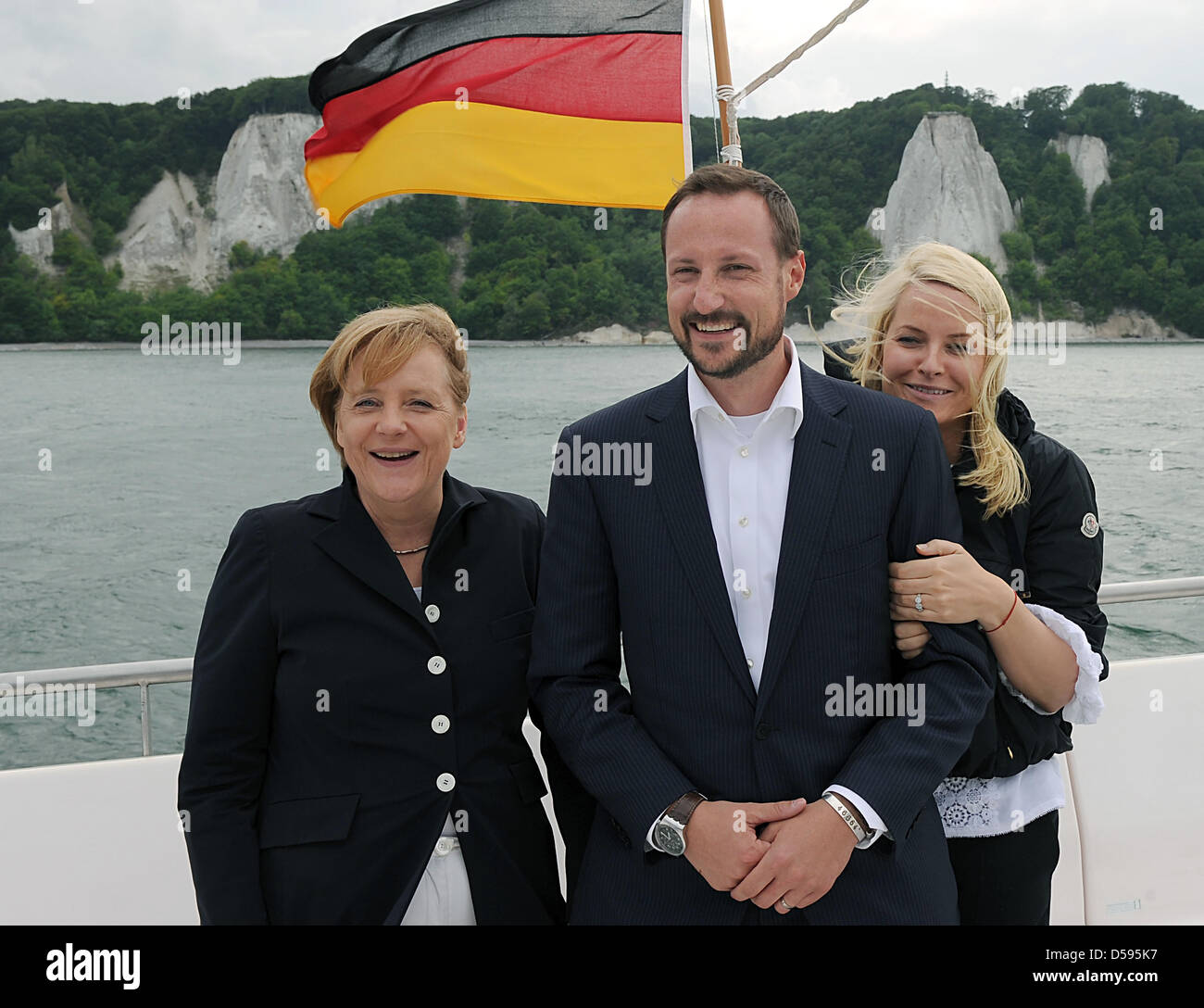 Sterben von Bundeskanzlerin Angela Merkel (CDU, l-R), der Norwegische Kronprinz Haakon Und Seine Frau, Kronprinzessin Mette-Marit, Stehen bin Samstag (12.06.2010) in Sassnitz Auf Dem Schiff "MS Nordwind" Vor Dem Königsstuhl eine der Kreidefelsen-Steilküste der Insel Rügen. Der Thronfolger Und Seine Frau Kommen Auf Einladung von Bundeskanzlerin Angela Merkel (CDU) in Deren Gebauer Nach Stral Stockfoto