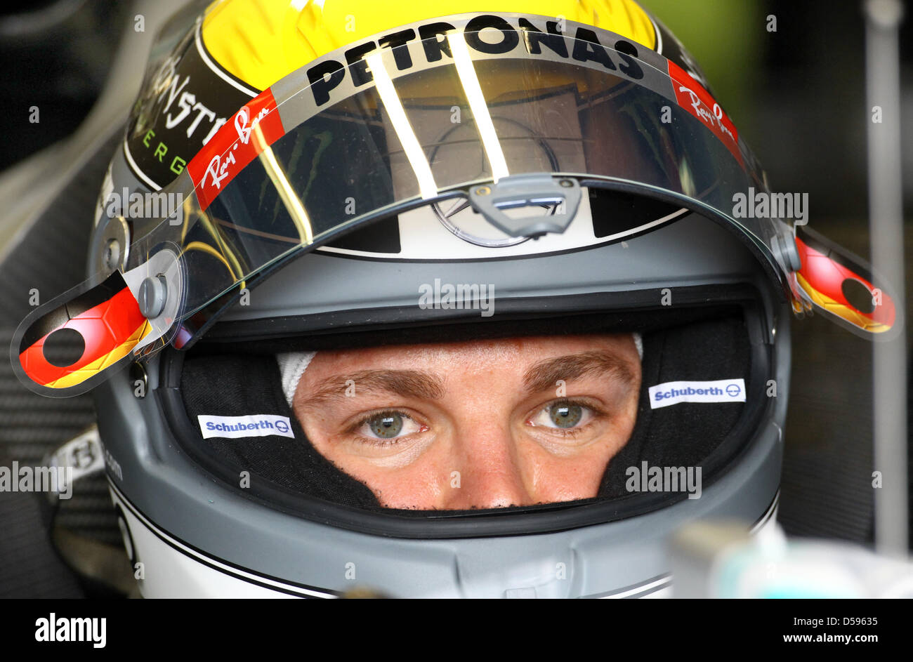 Deutschlands Formel1-Fahrer Nico Rosberg von Mercedes GP sitzt in seinem Rennwagen im dritten Training auf Rennen verfolgen '' Gille Villeneuve'' in Montreal, Kanada, 12. Juni 2010. Auf dem Helmvisier haben die Mercedes-Fahrern die deutsche Flagge. Foto: Jens Büttner Stockfoto