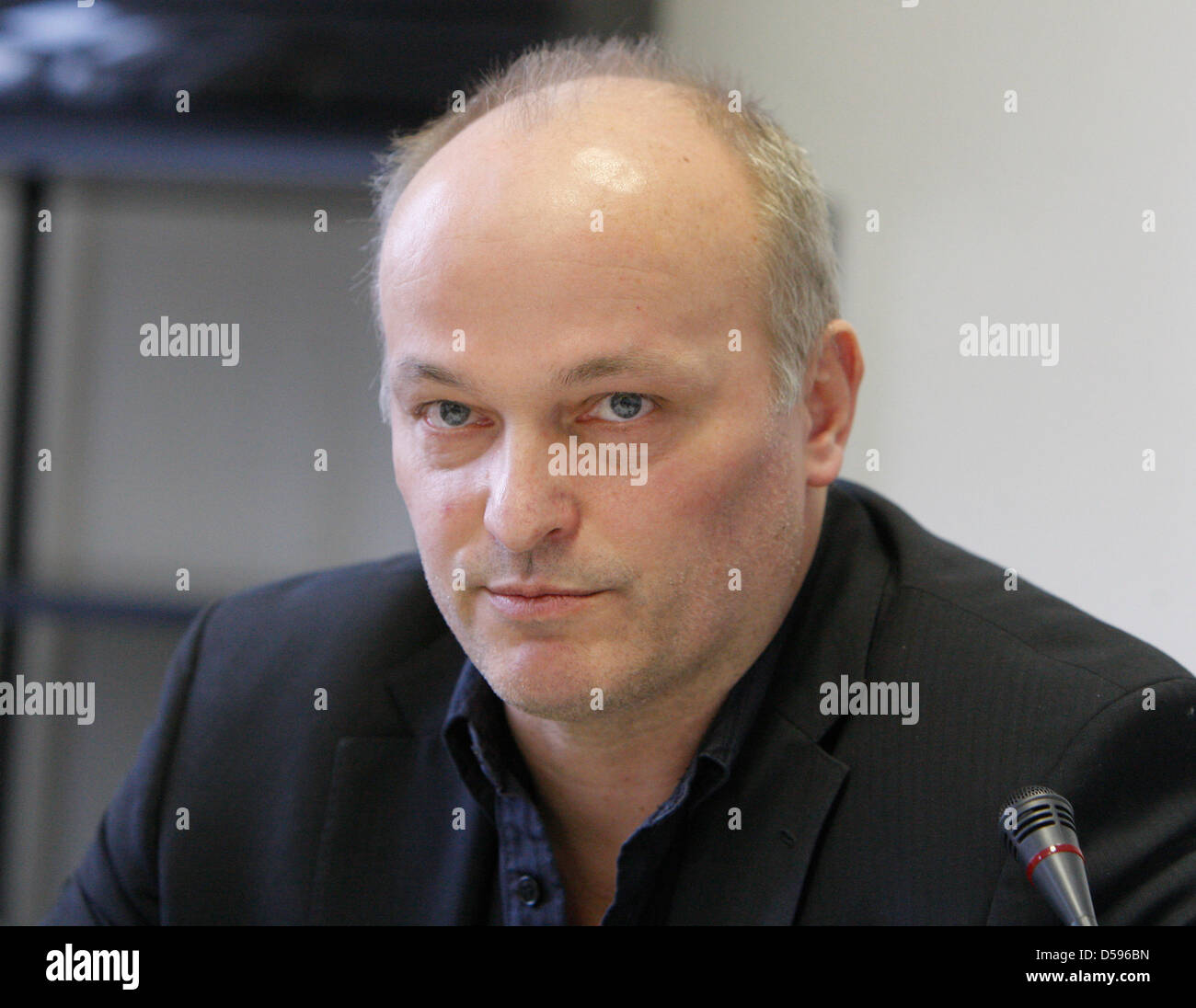 Datei - auf ein Datei-Bild vom 5. Januar 2010, Brandenburgs Justizminister Volkmar Schoeneburg sitzt im Landtag in Leipzig, Deutschland. Gefährliche Straftäter aus Brandenburg und Berlin werden zukünftig in ein gemeinsames Konzept der Staaten geschützt werden. "Wir wollen in das Thema Sicherungsverwahrung kooperieren '', Schoeneburg sagte in einem Gespräch mit der Nachrichtenagentur Dpa am 12. Juni 2010 Stockfoto