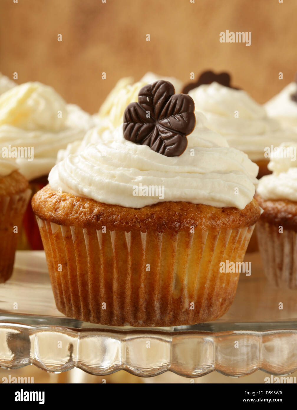 Cupcakes mit Sahne und Schokolade Dekorationen Stockfoto