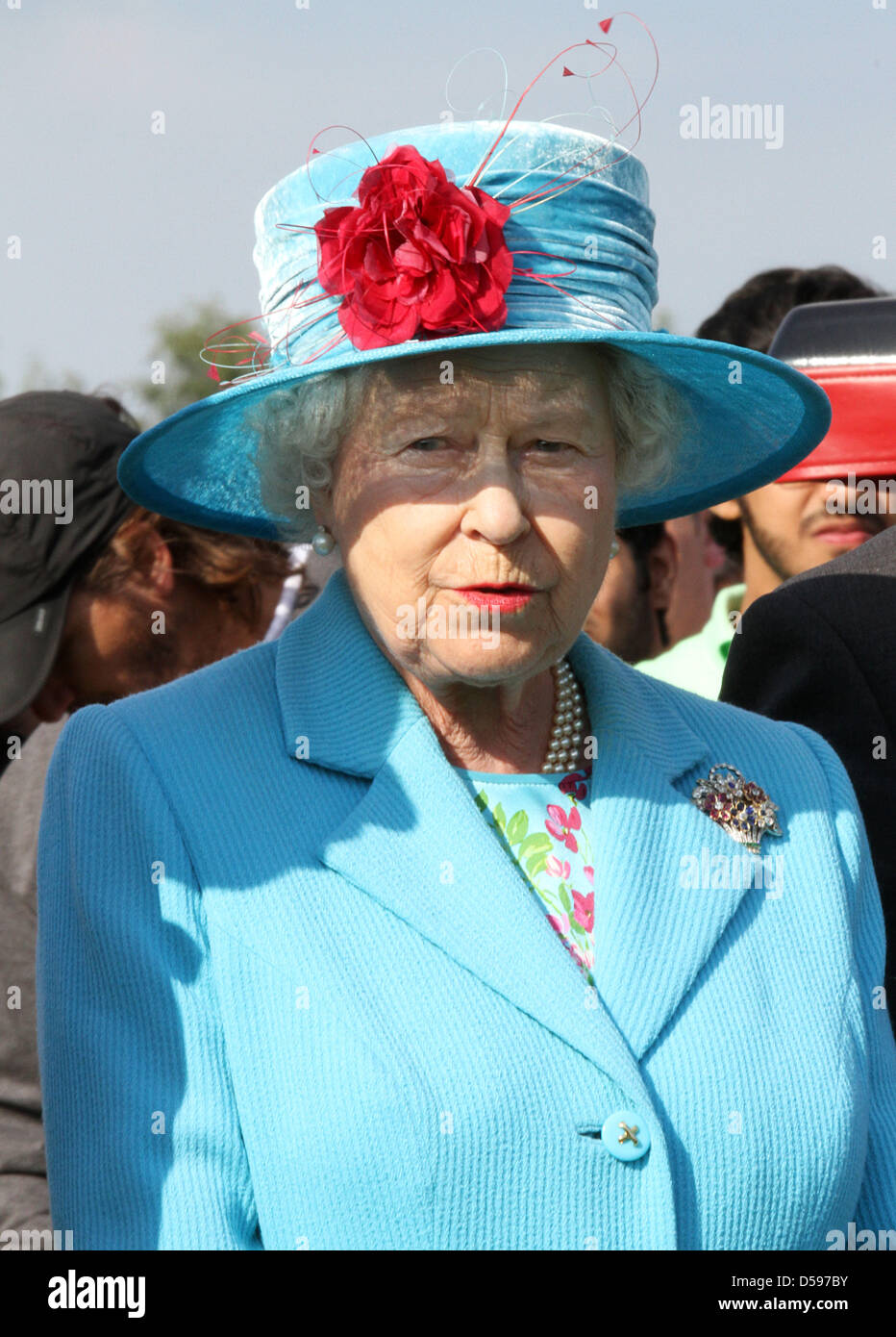 Königin Elizabeth II. besucht der Harcourt Entwicklungen Queen Cup im Guards Polo Club in Windsor Great Park, Vereinigtes Königreich, 13. Juni 2010. Der Verein wurde am 25. Januar 1955 durch den Duke of Edinburgh gegründet. Foto: Albert Nieboer (Niederlande) Stockfoto