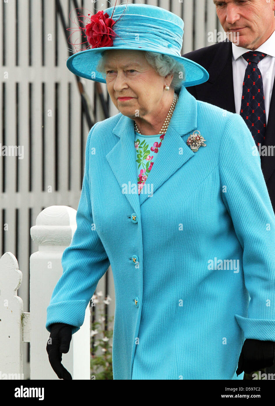 Königin Elizabeth II. besucht der Harcourt Entwicklungen Queen Cup im Guards Polo Club in Windsor Great Park, Vereinigtes Königreich, 13. Juni 2010. Der Verein wurde am 25. Januar 1955 durch den Duke of Edinburgh gegründet. Foto: Albert Nieboer (Niederlande) Stockfoto