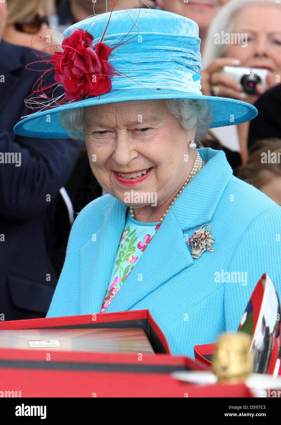 Königin Elizabeth II. besucht der Harcourt Entwicklungen Queen Cup im Guards Polo Club in Windsor Great Park, Vereinigtes Königreich, 13. Juni 2010. Der Verein wurde am 25. Januar 1955 durch den Duke of Edinburgh gegründet. Foto: Albert Nieboer (Niederlande) Stockfoto