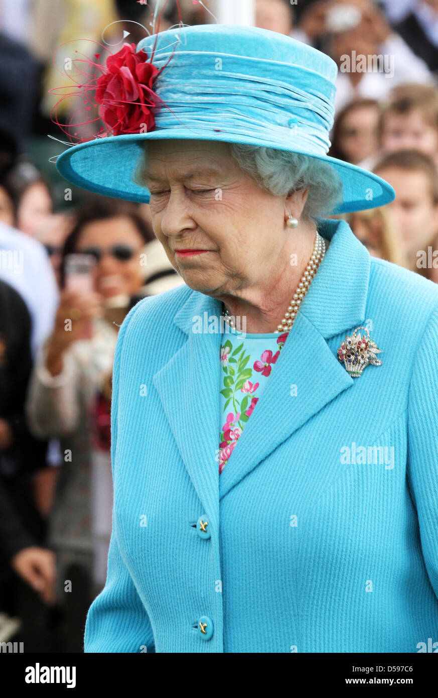 Königin Elizabeth II. besucht der Harcourt Entwicklungen Queen Cup im Guards Polo Club in Windsor Great Park, Vereinigtes Königreich, 13. Juni 2010. Der Verein wurde am 25. Januar 1955 durch den Duke of Edinburgh gegründet. Foto: Albert Nieboer (Niederlande) Stockfoto